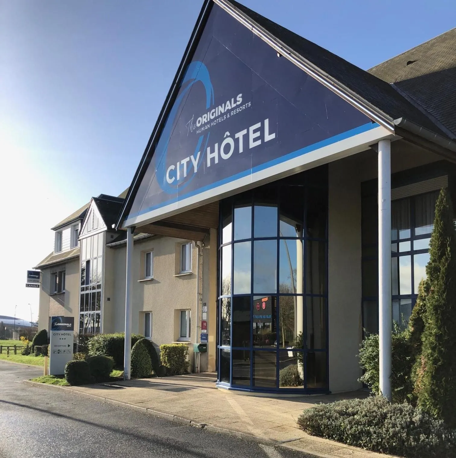 Facade/entrance in The Originals City Hôtel, Aéroport Beauvais