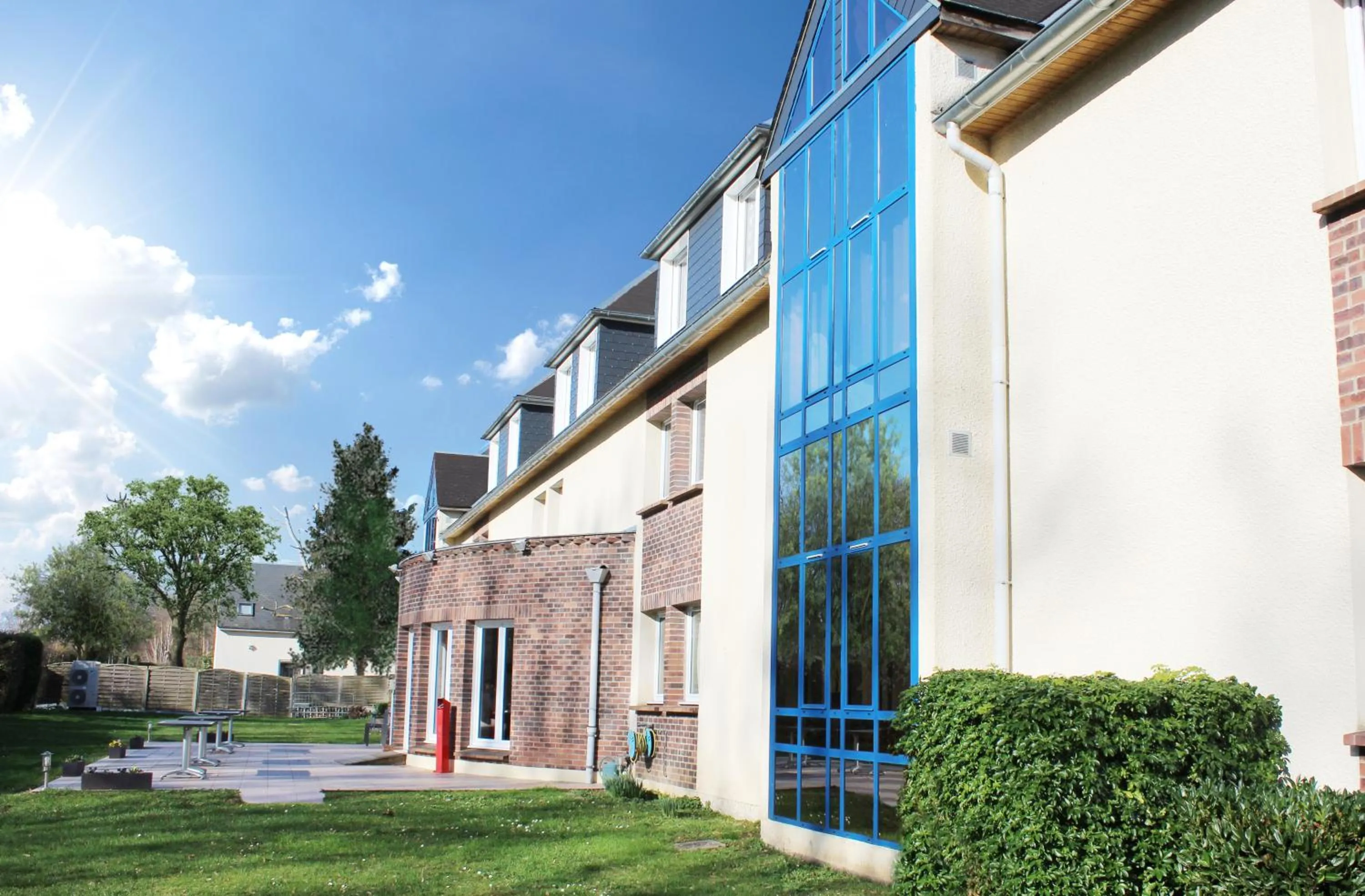 Garden in The Originals City Hôtel, Aéroport Beauvais