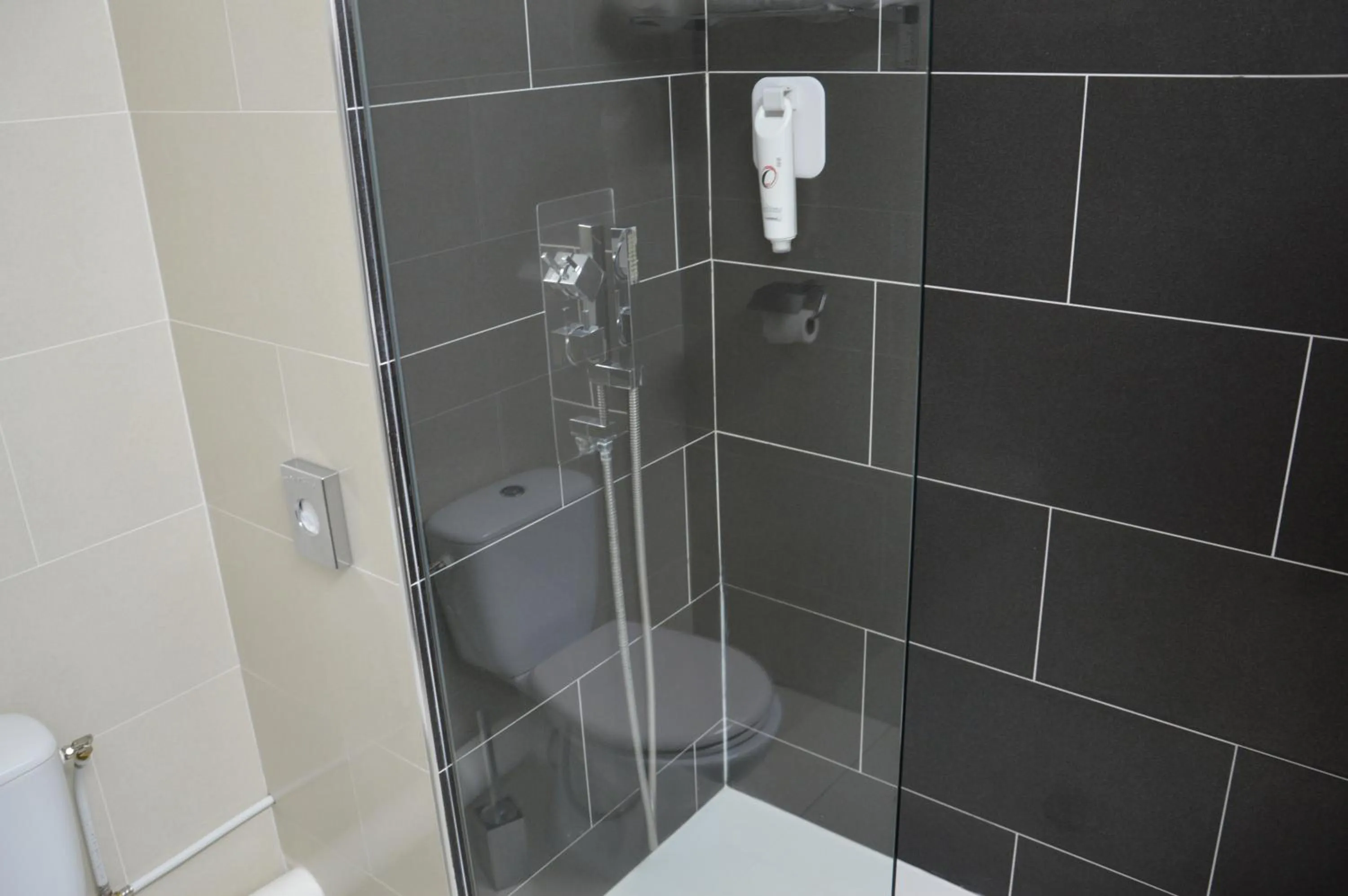 Shower in The Originals City Hôtel, Aéroport Beauvais