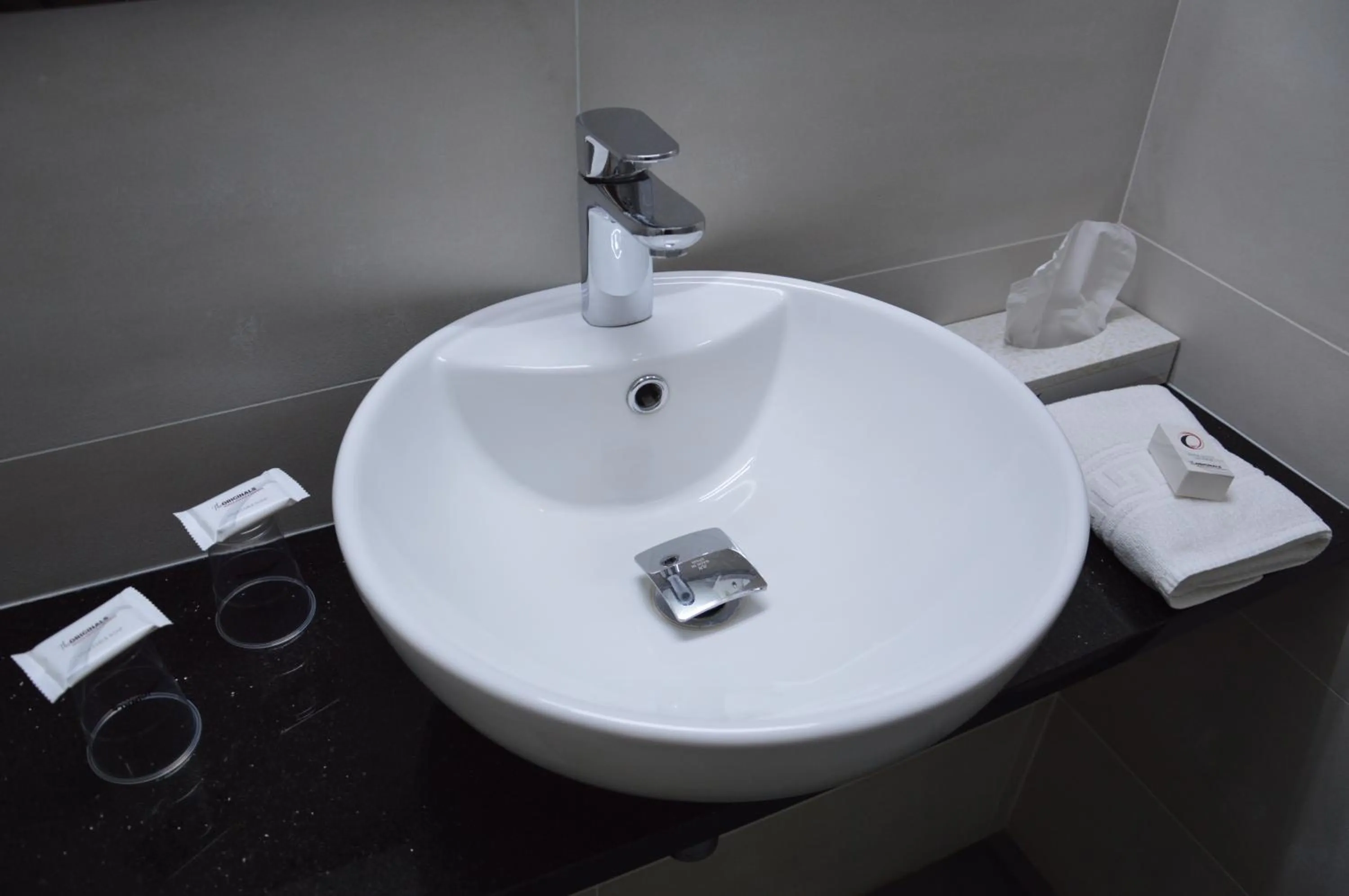 Bathroom in The Originals City Hôtel, Aéroport Beauvais