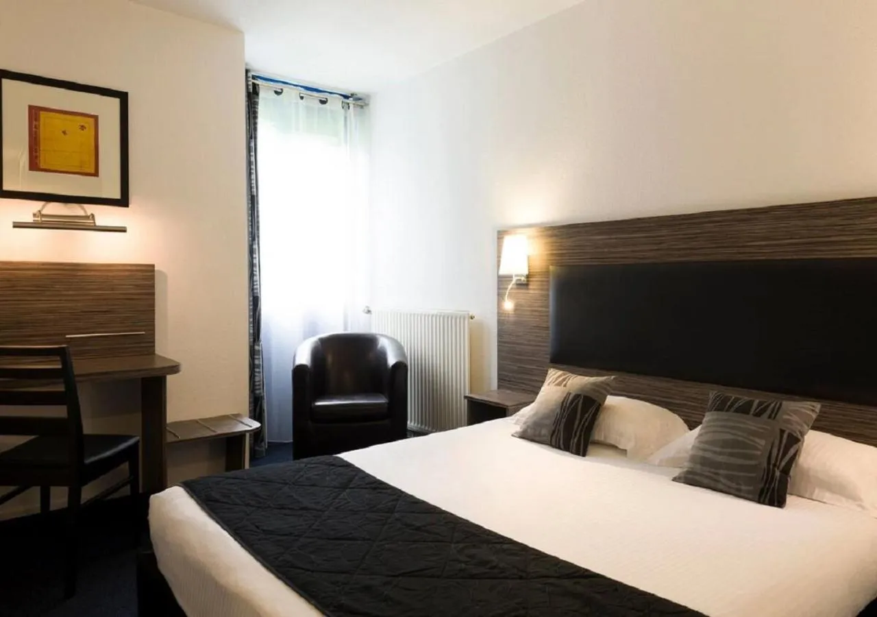 Photo of the whole room, Bed in The Originals City Hôtel, Aéroport Beauvais