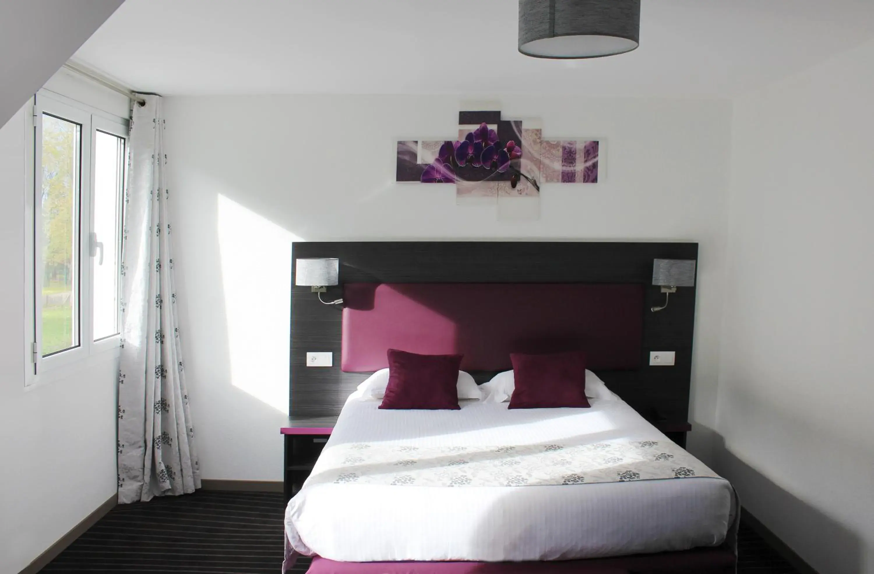 Bedroom, Bed in The Originals City Hôtel, Aéroport Beauvais Bedroom, Bed in The Originals City Hôtel, Aéroport Beauvais