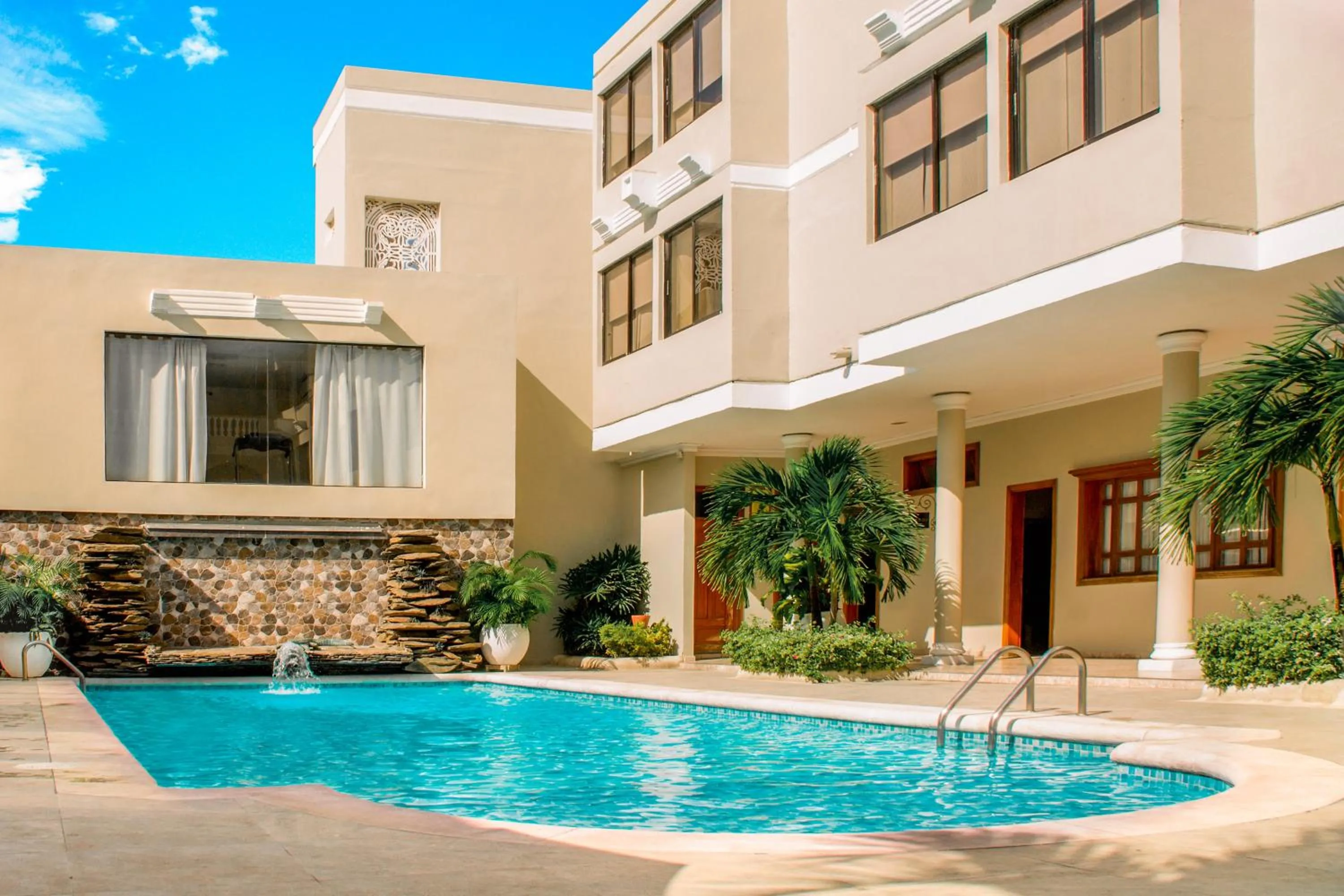 Swimming pool in Hotel Majestic