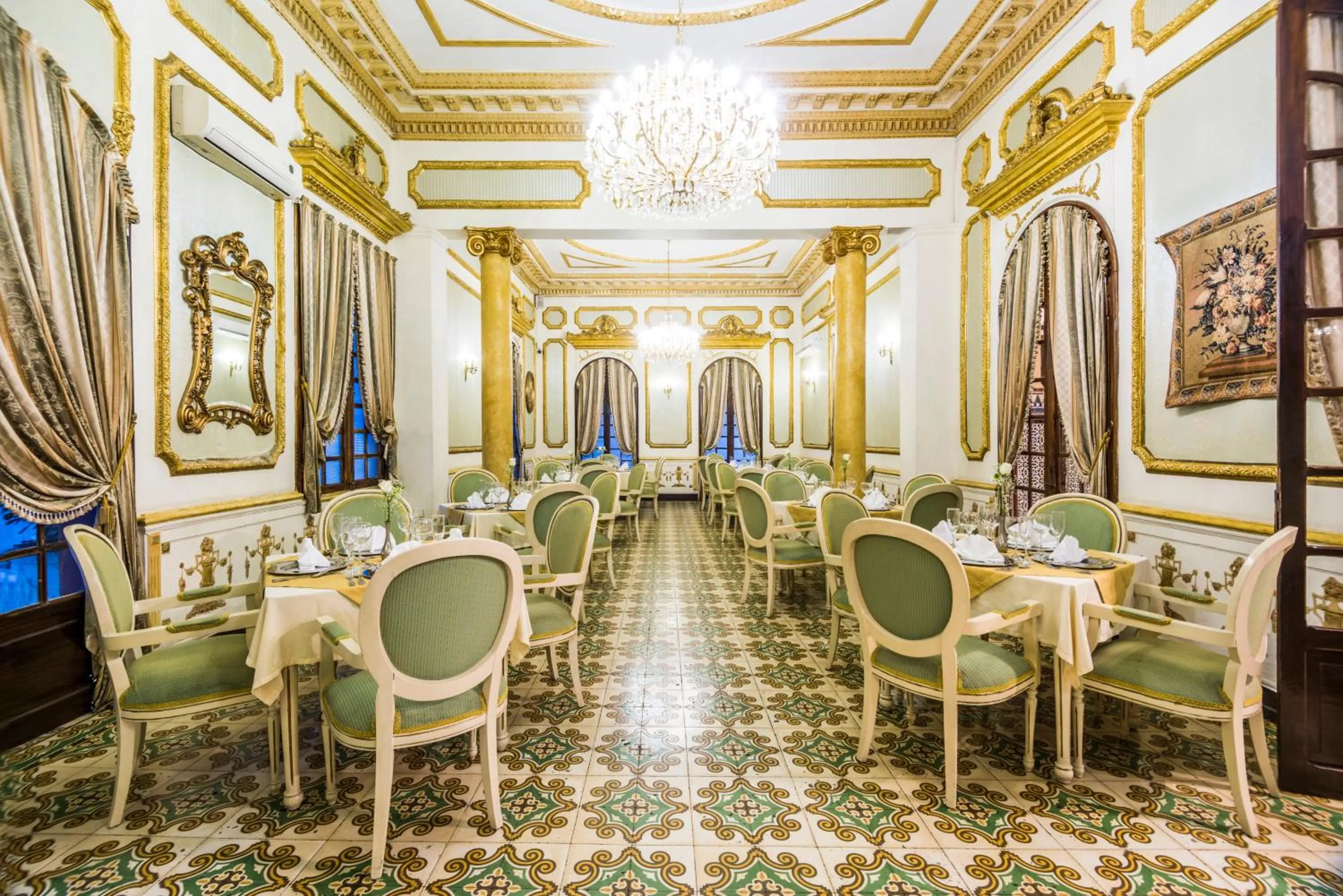 Restaurant/places to eat in Hotel Majestic