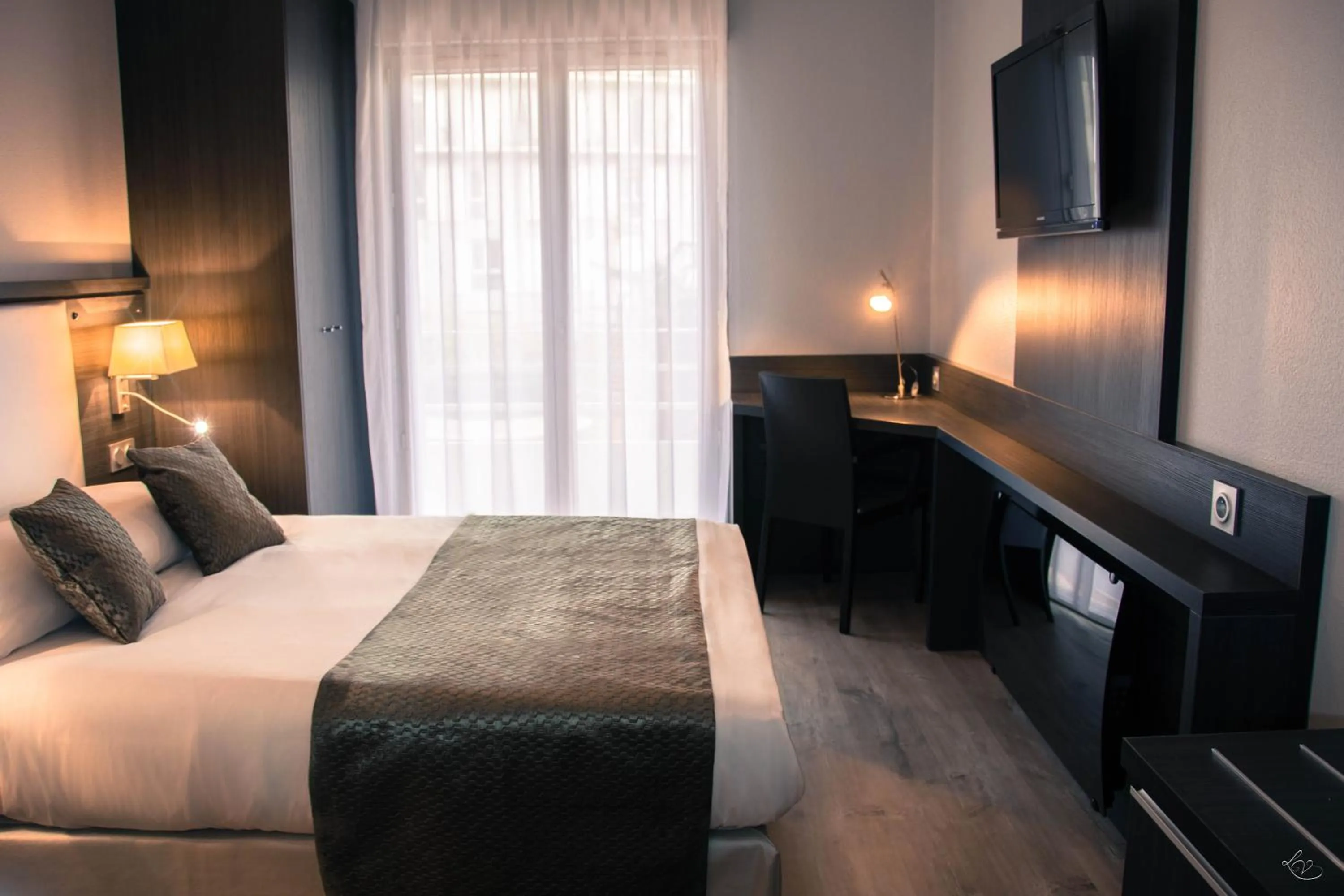 Photo of the whole room, Bed in Séjours & Affaires Aix-en-Provence Mirabeau