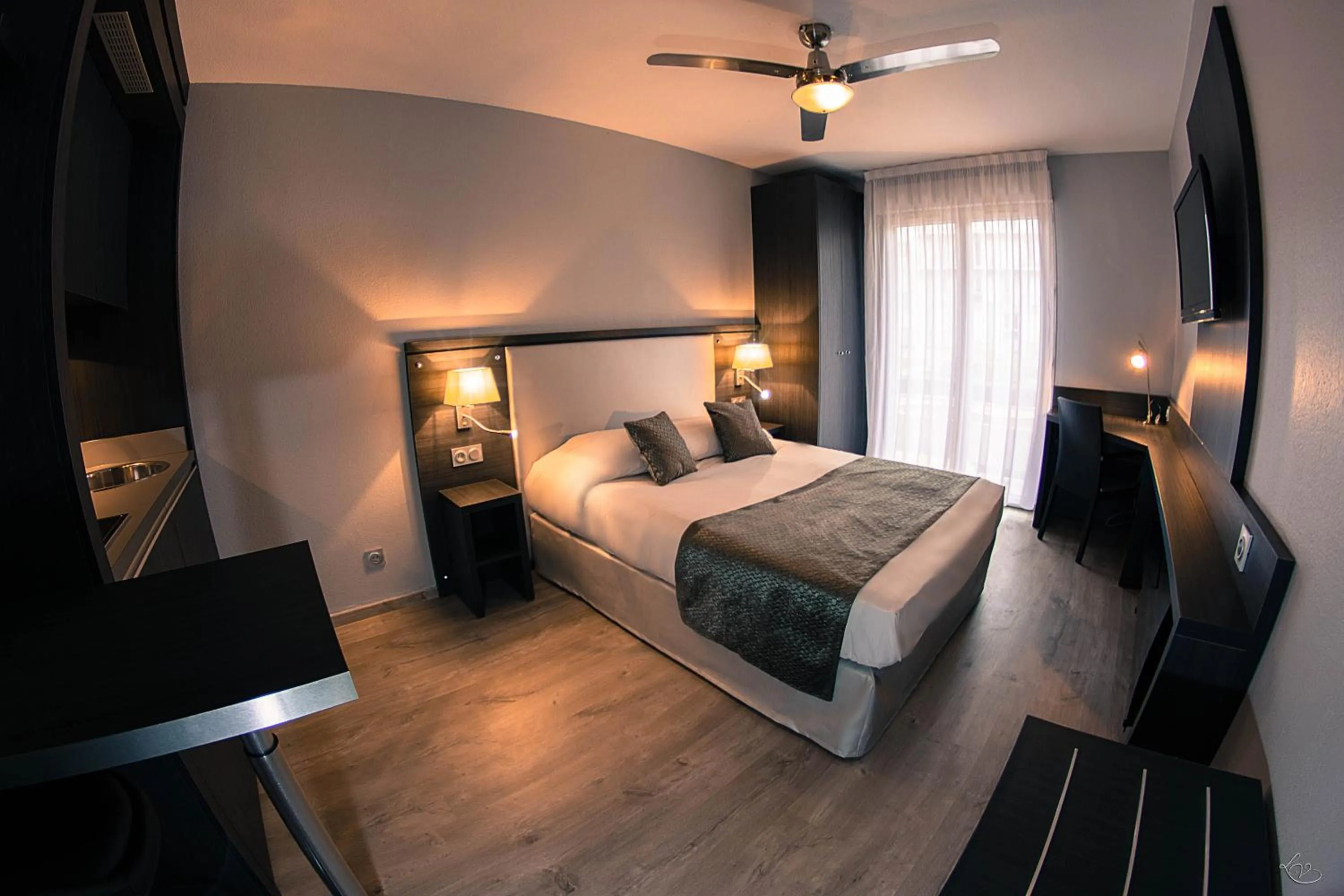 Photo of the whole room, Bed in Séjours & Affaires Aix-en-Provence Mirabeau