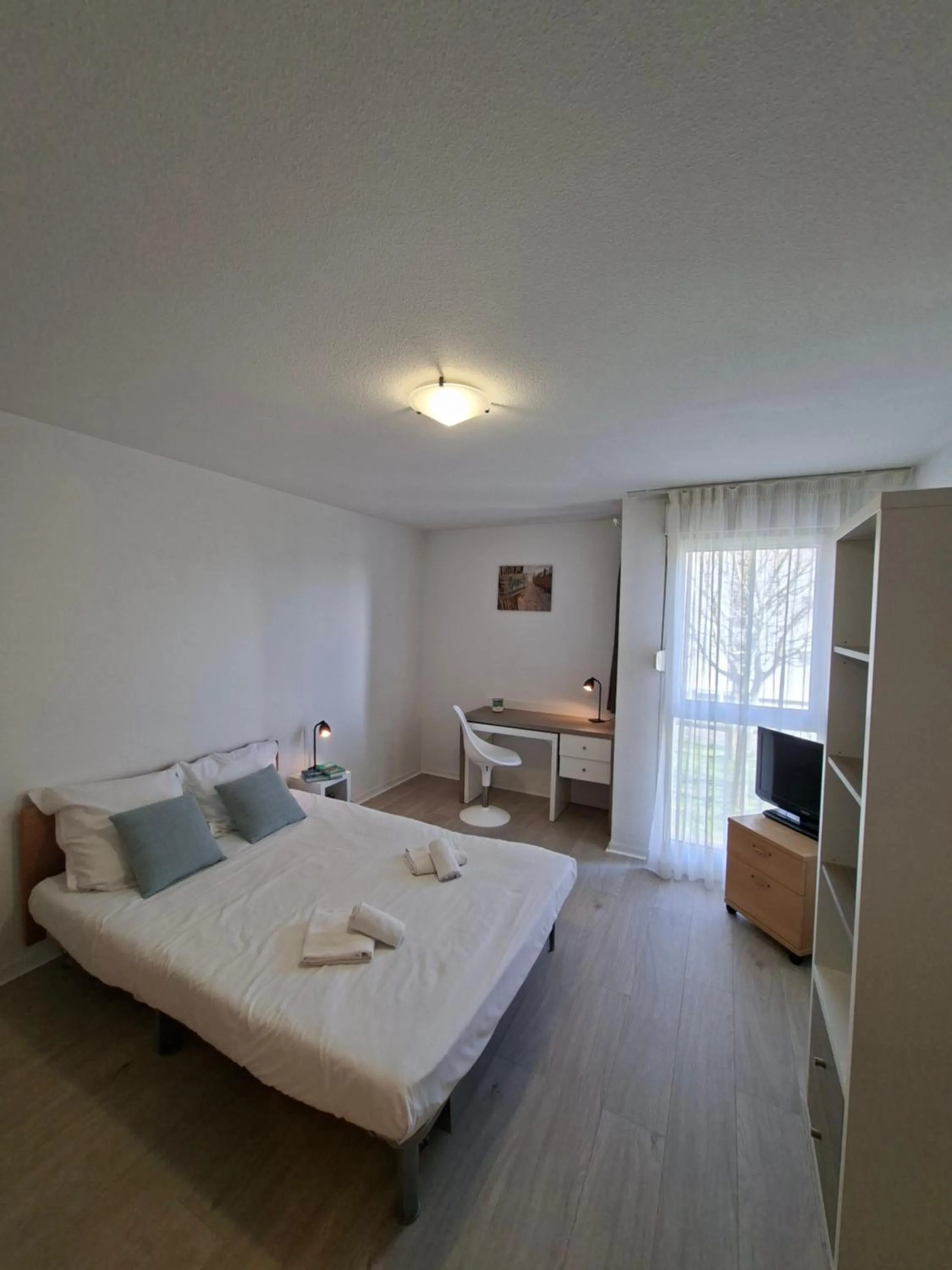 Living room, Bed in Séjours & Affaires La Rochelle Les Minimes