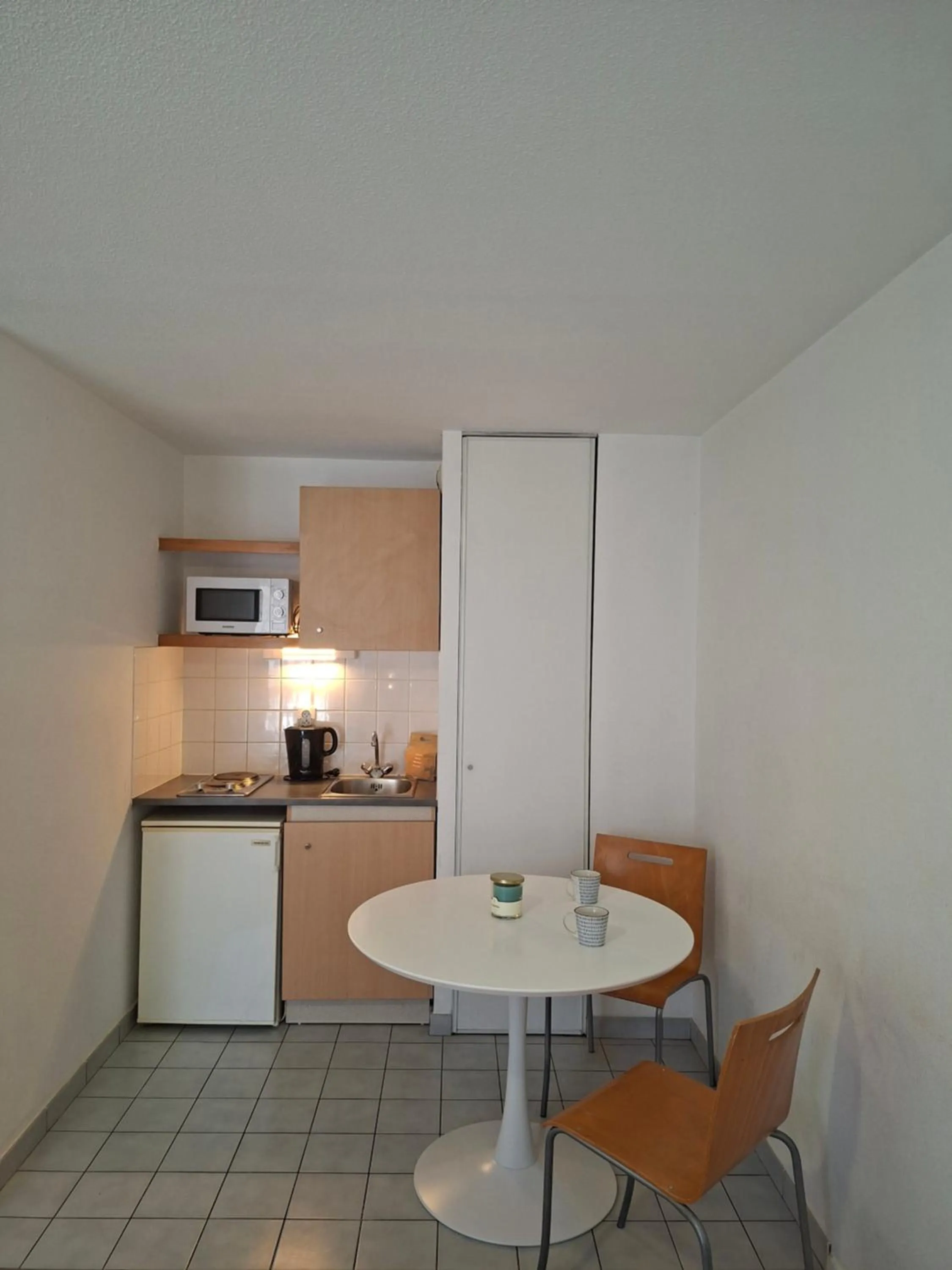 Kitchen or kitchenette in Séjours & Affaires La Rochelle Les Minimes