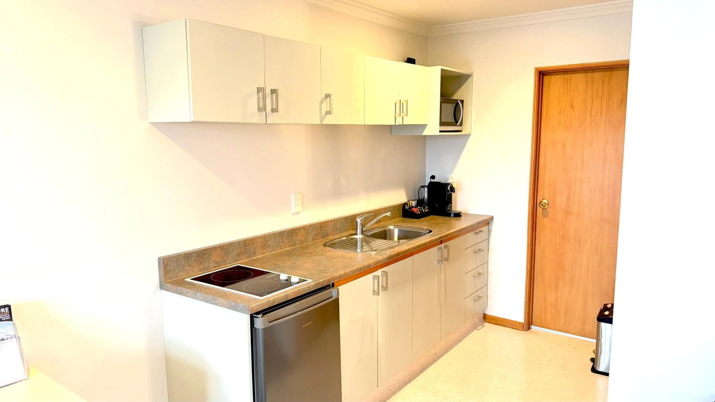 Kitchen or kitchenette in ASURE Chelsea Gateway Motor Lodge