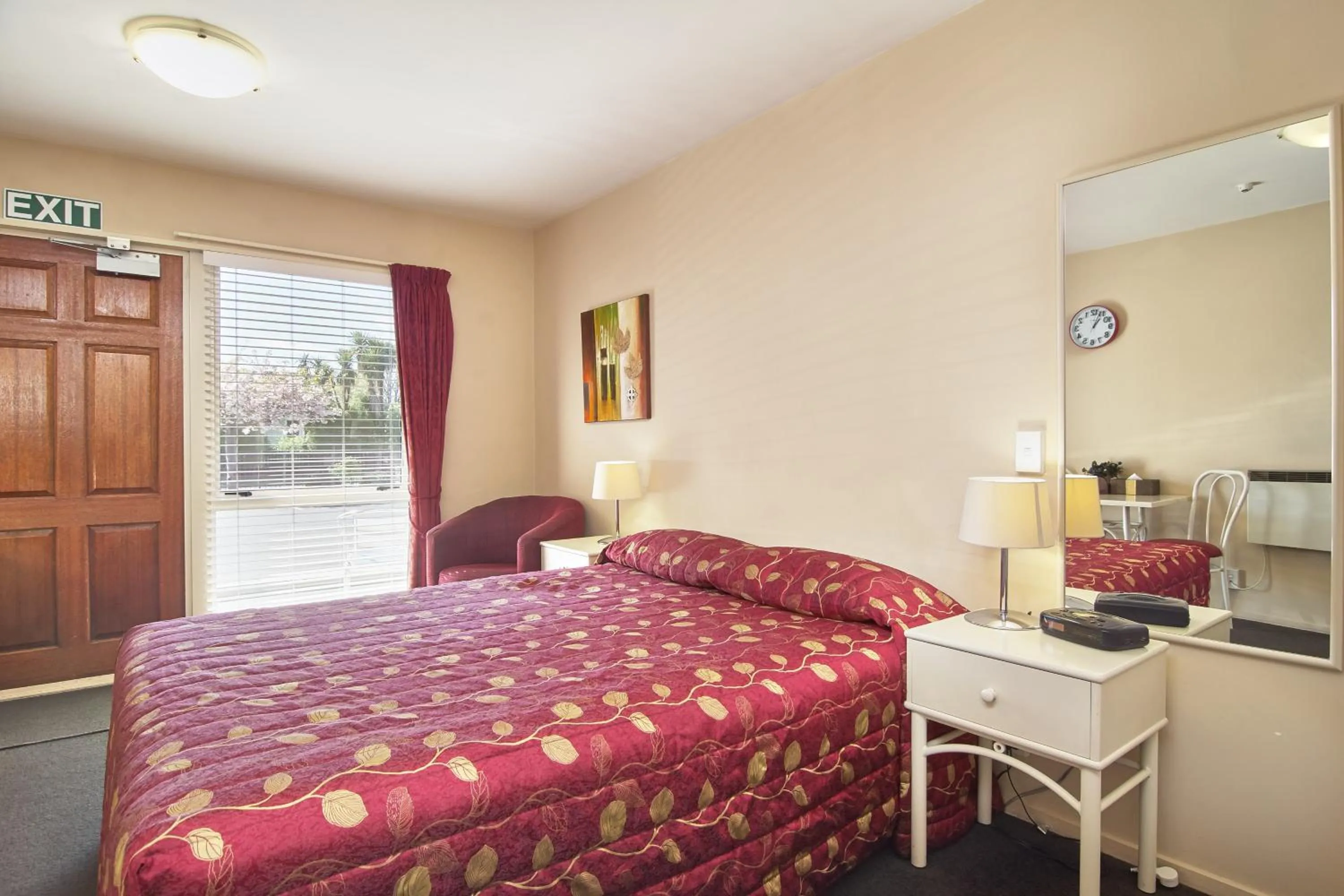 Photo of the whole room, Bed in Apollo Motel