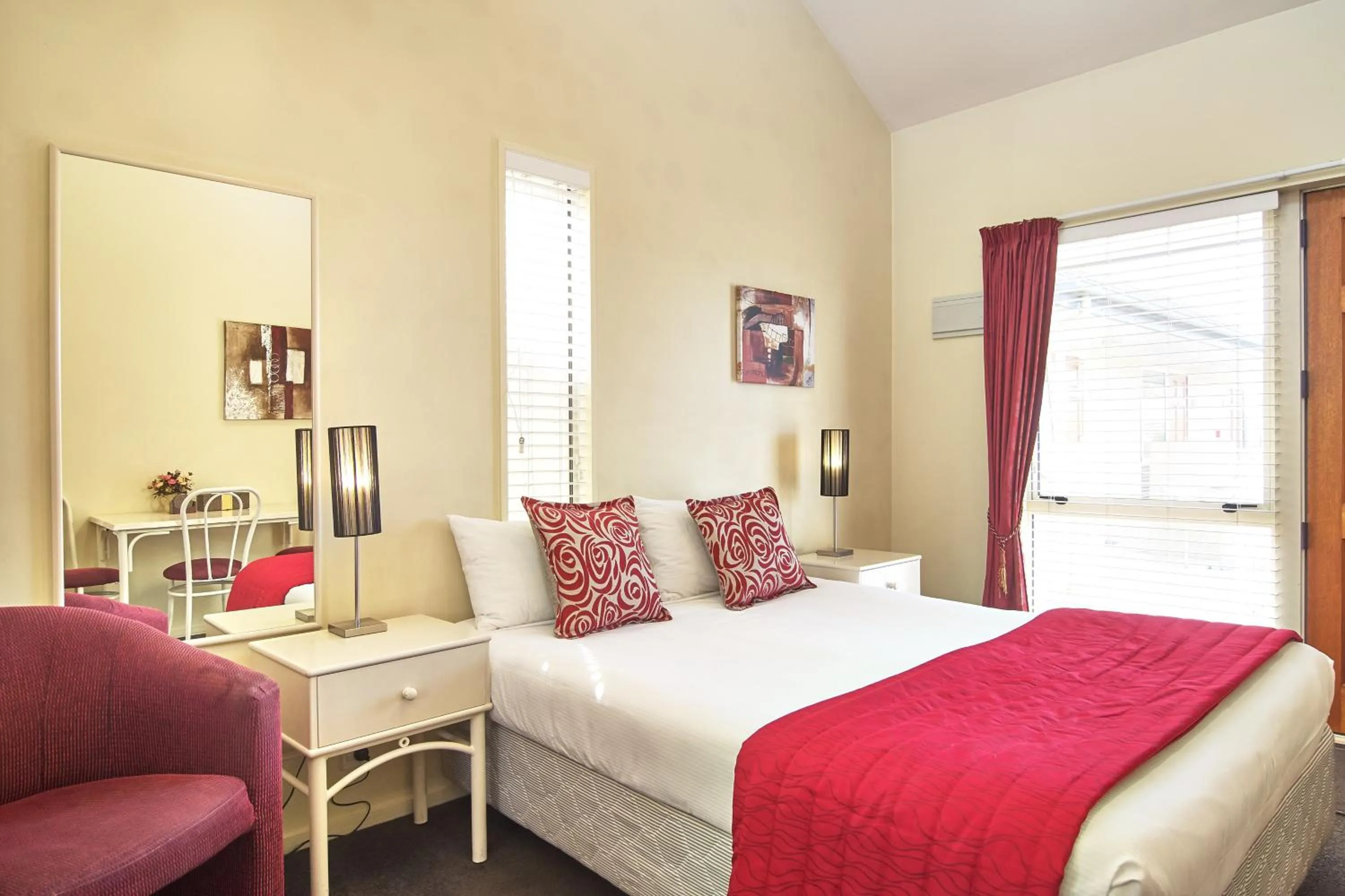 Bedroom, Bed in Apollo Motel