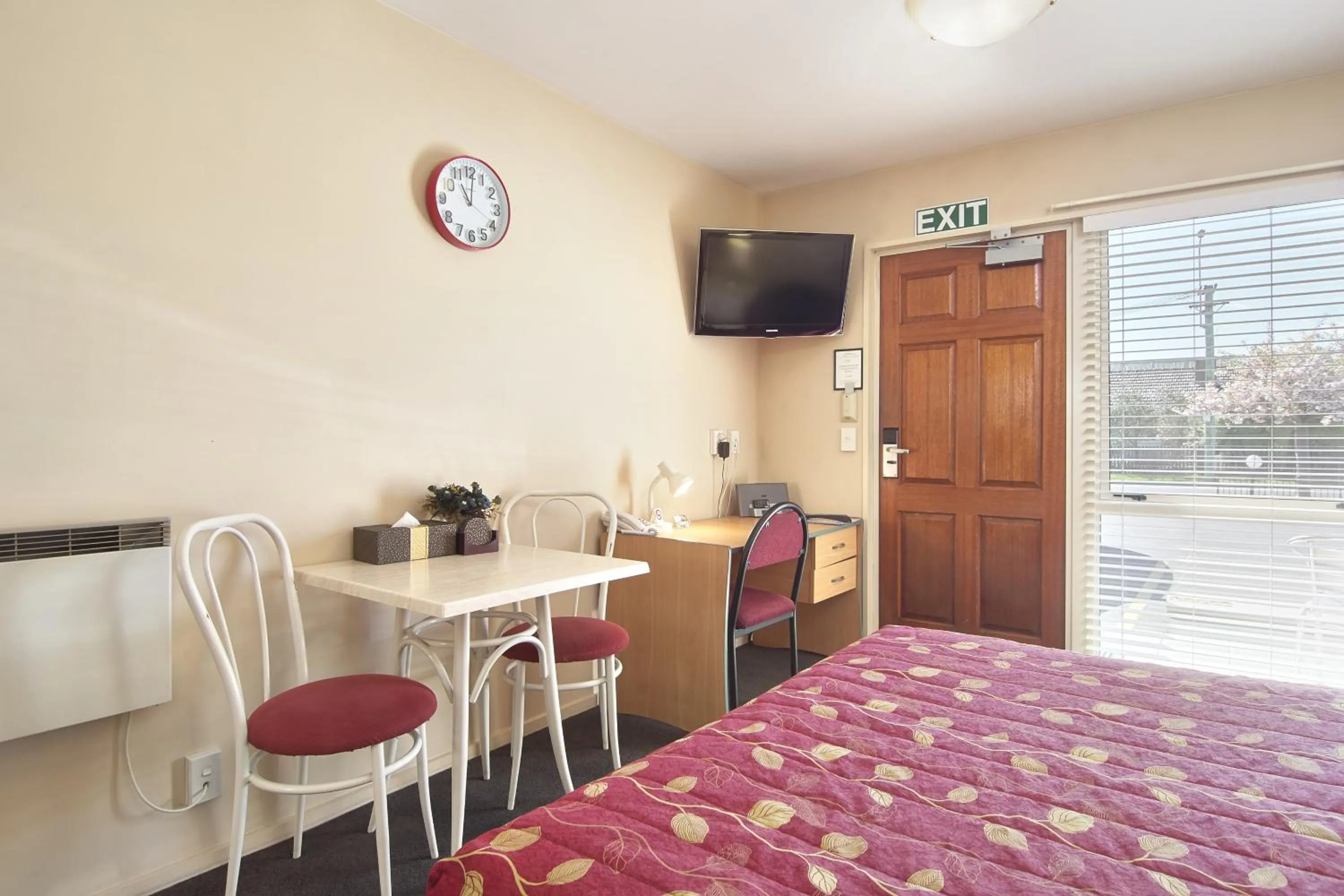 Photo of the whole room, Bed in Apollo Motel