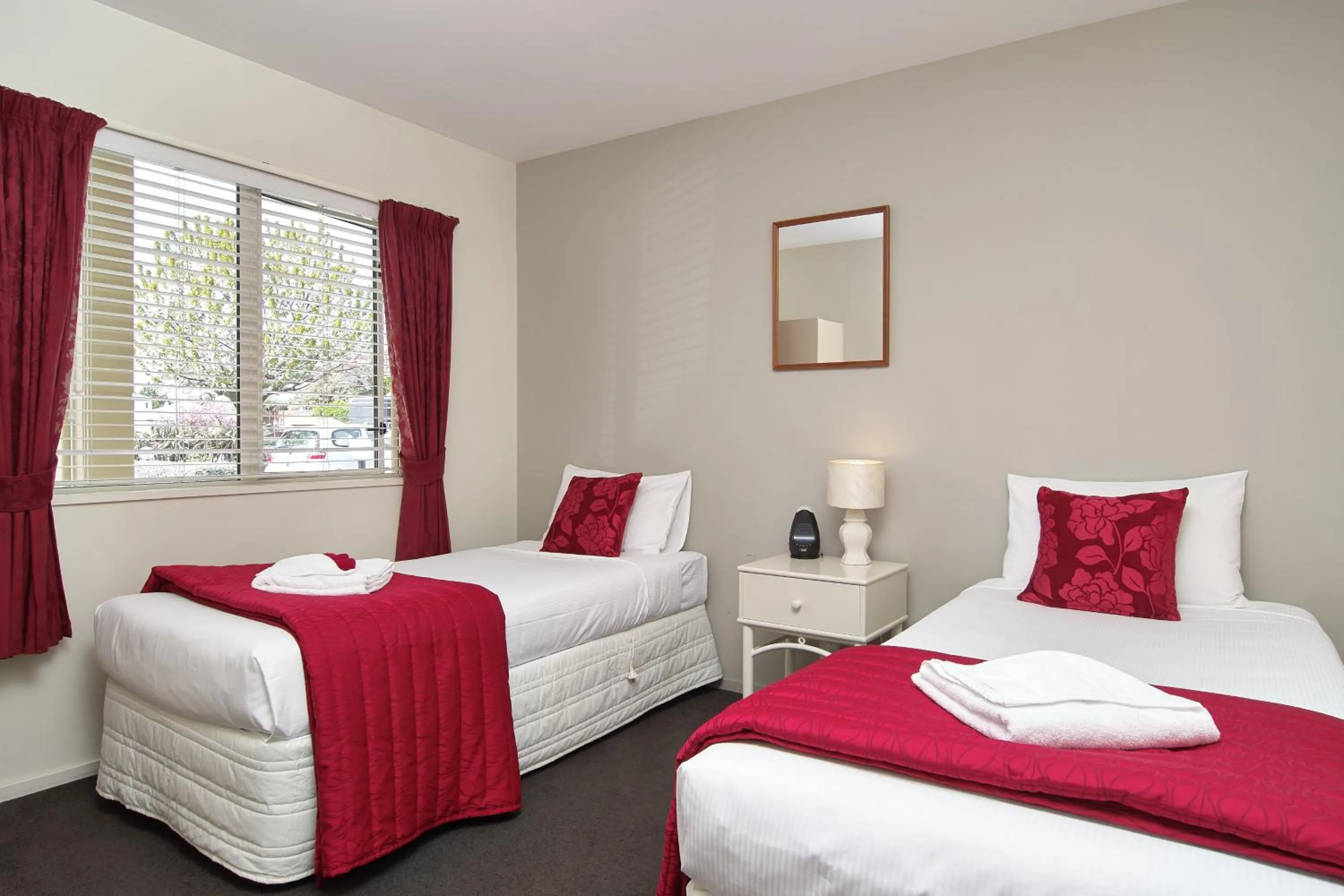 Bedroom, Bed in Apollo Motel