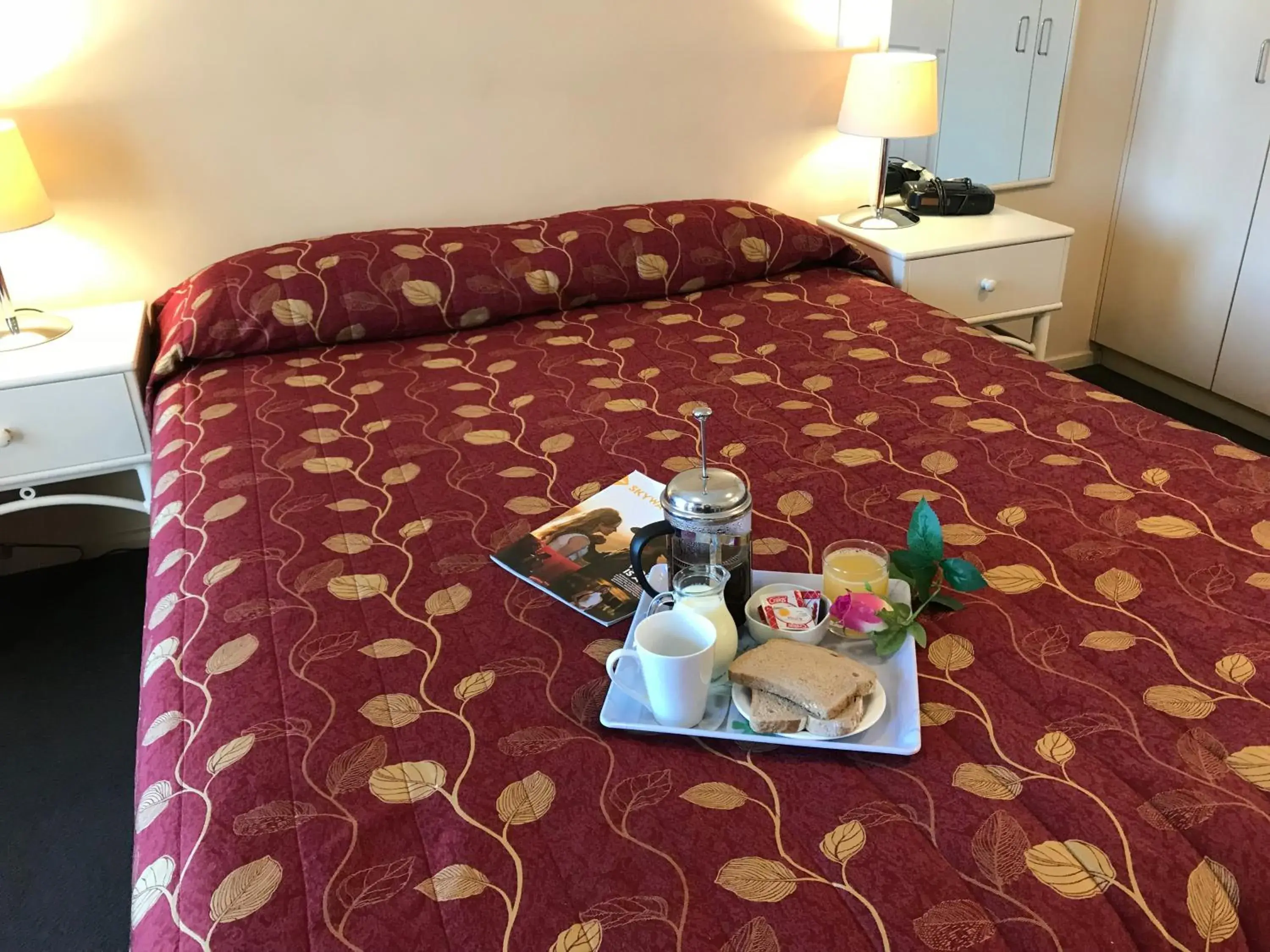 Food and drinks, Bed in Apollo Motel