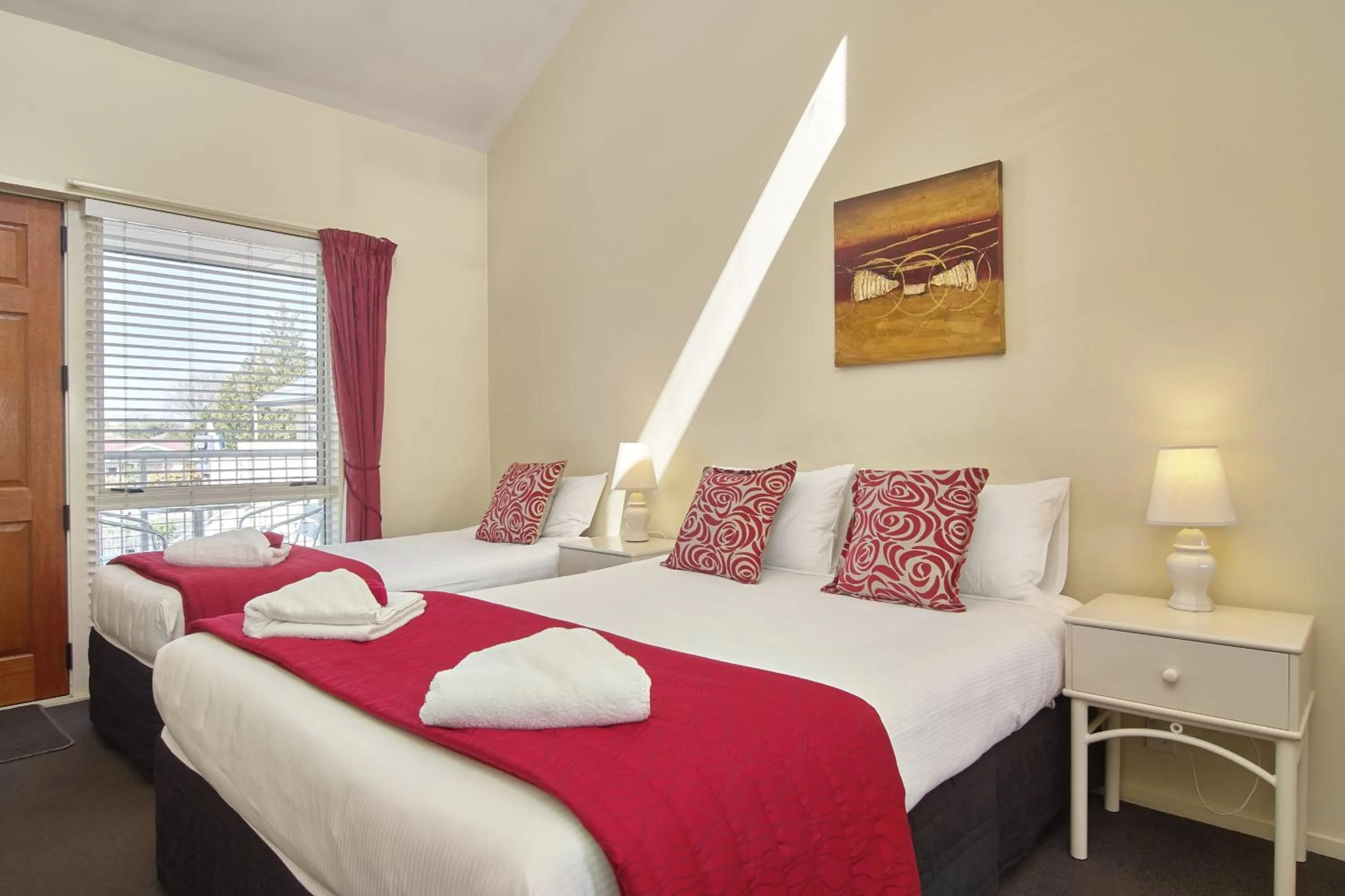 Bedroom, Bed in Apollo Motel