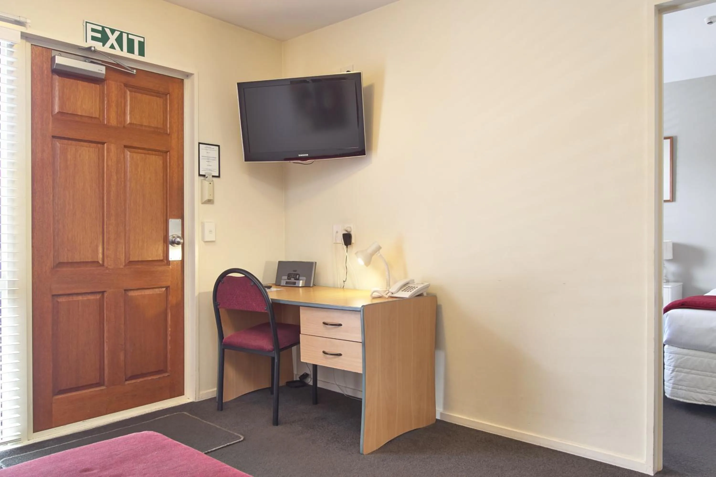 Living room, Bed in Apollo Motel
