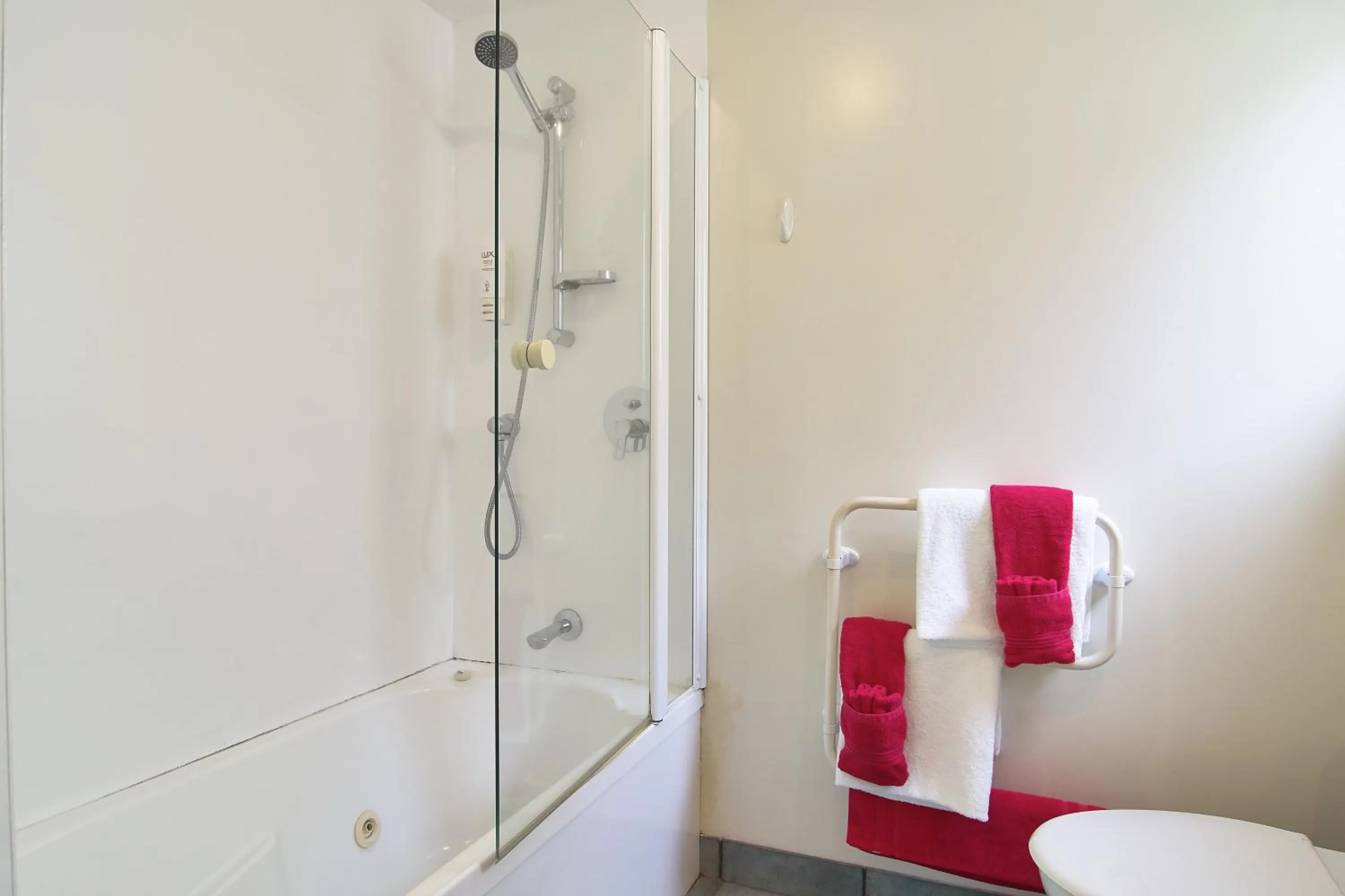 Bathroom in Apollo Motel