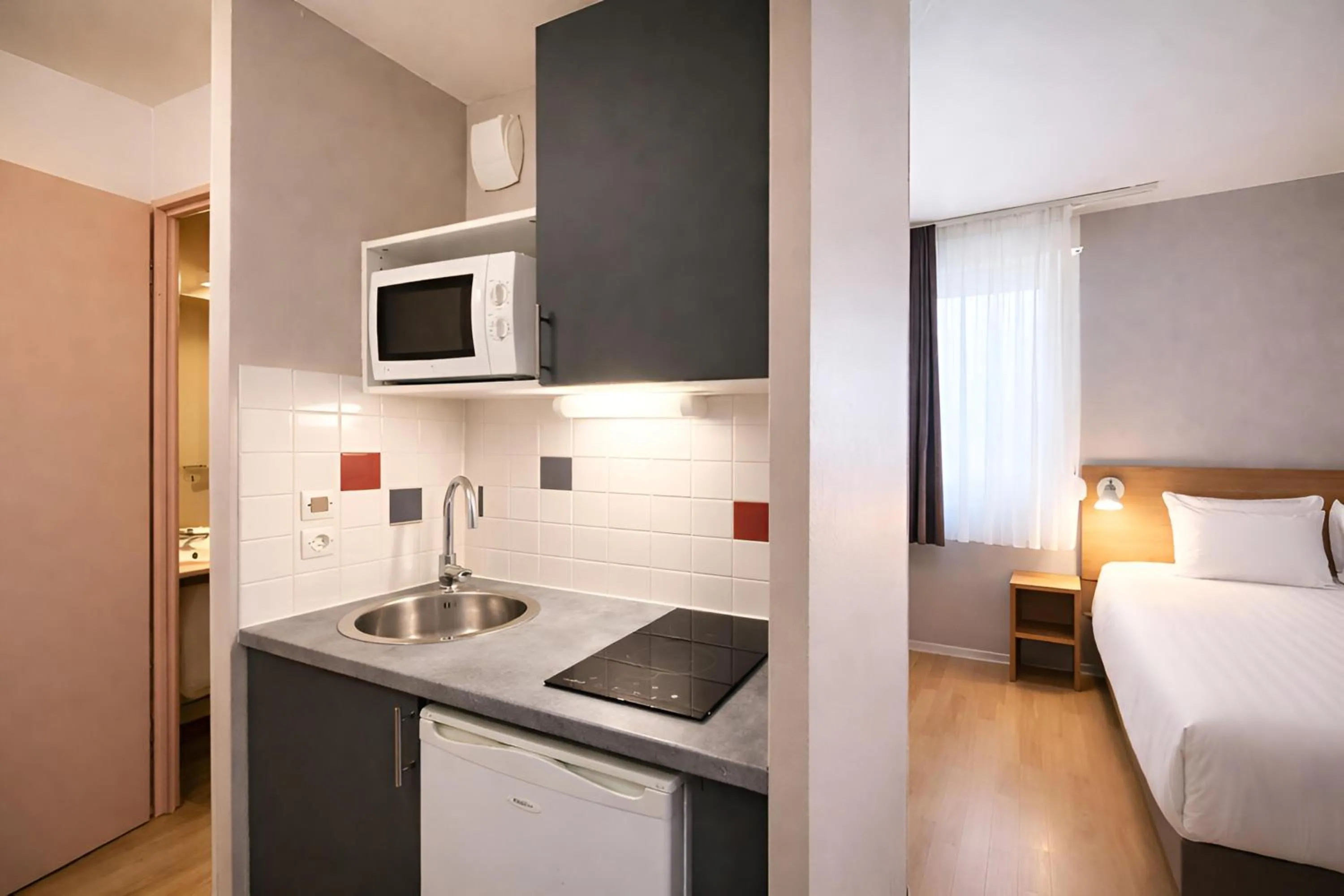 Kitchen or kitchenette, Bed in Séjours & Affaires Bordeaux de L'Yser