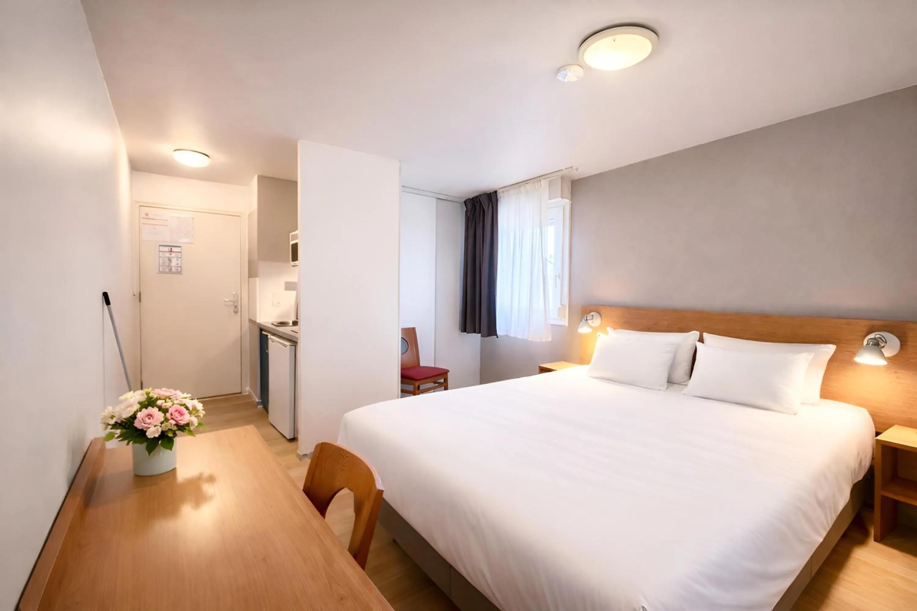 Bedroom, Bed in Séjours & Affaires Bordeaux de L'Yser