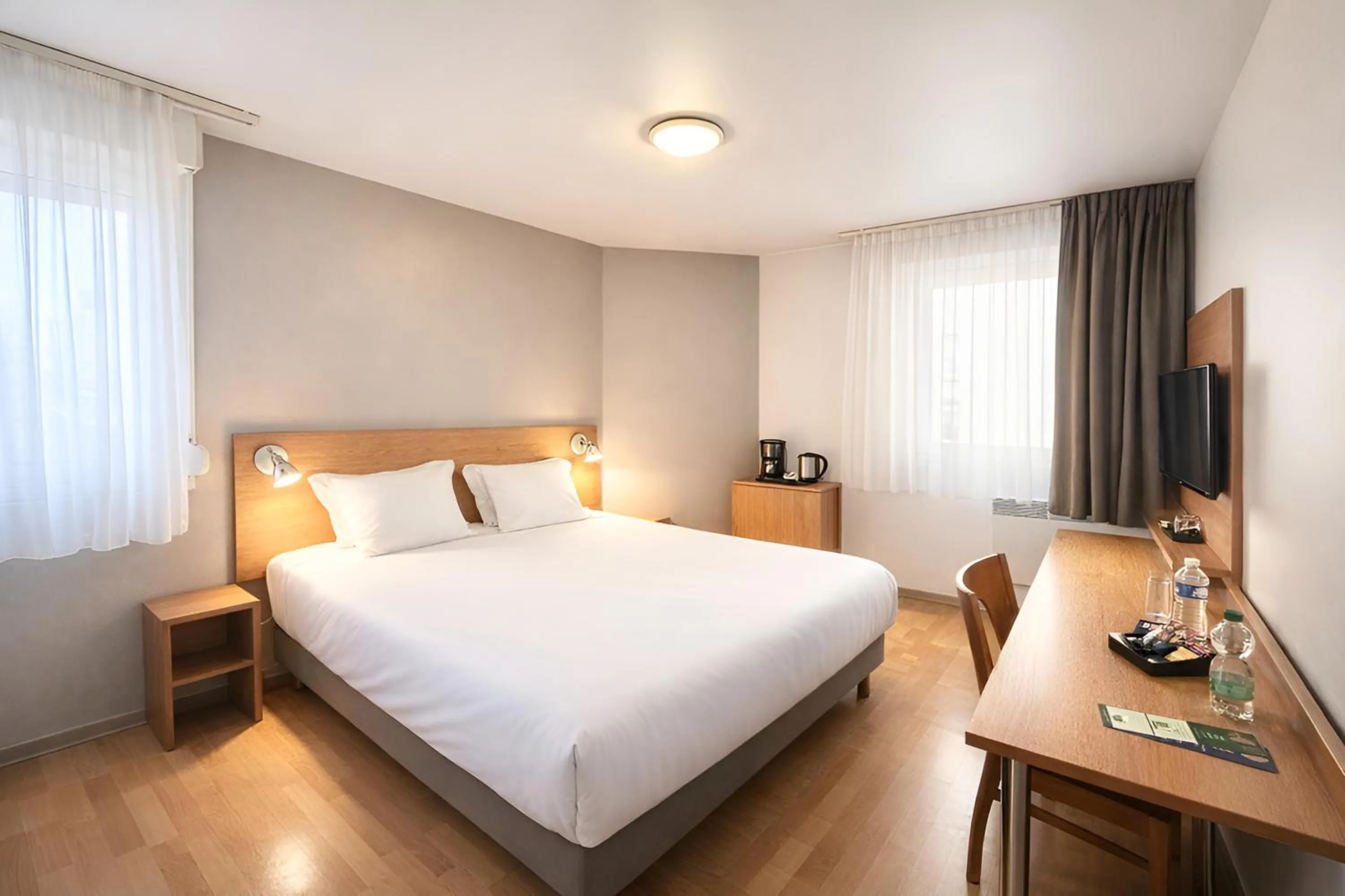 Bedroom, Bed in Séjours & Affaires Bordeaux de L'Yser