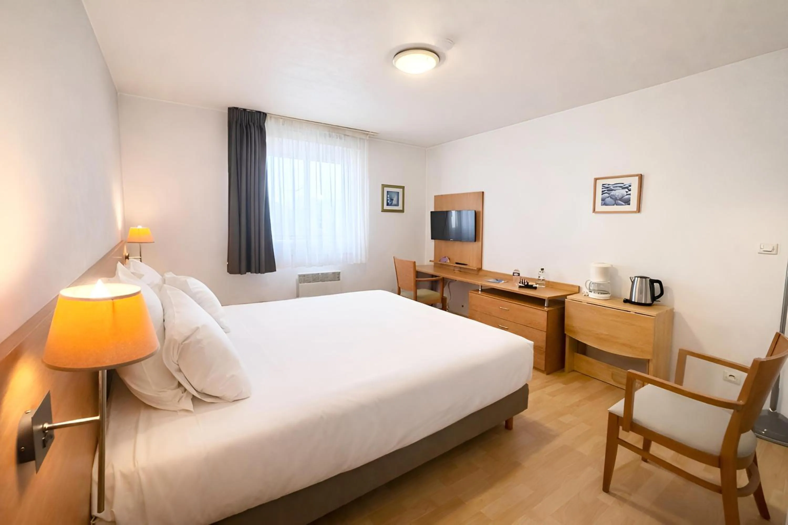 Bedroom, Bed in Séjours & Affaires Bordeaux de L'Yser