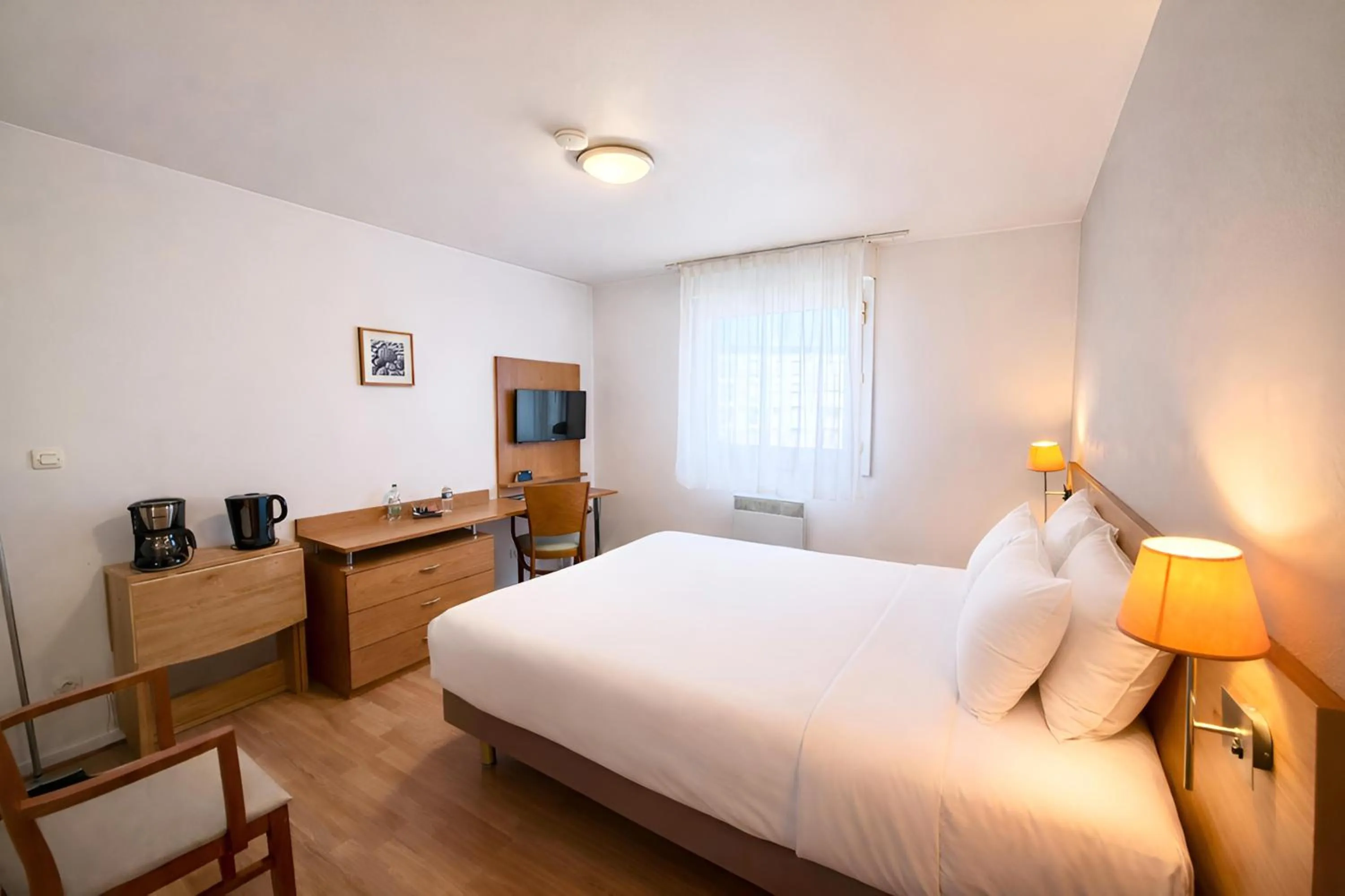 Bedroom, Bed in Séjours & Affaires Bordeaux de L'Yser