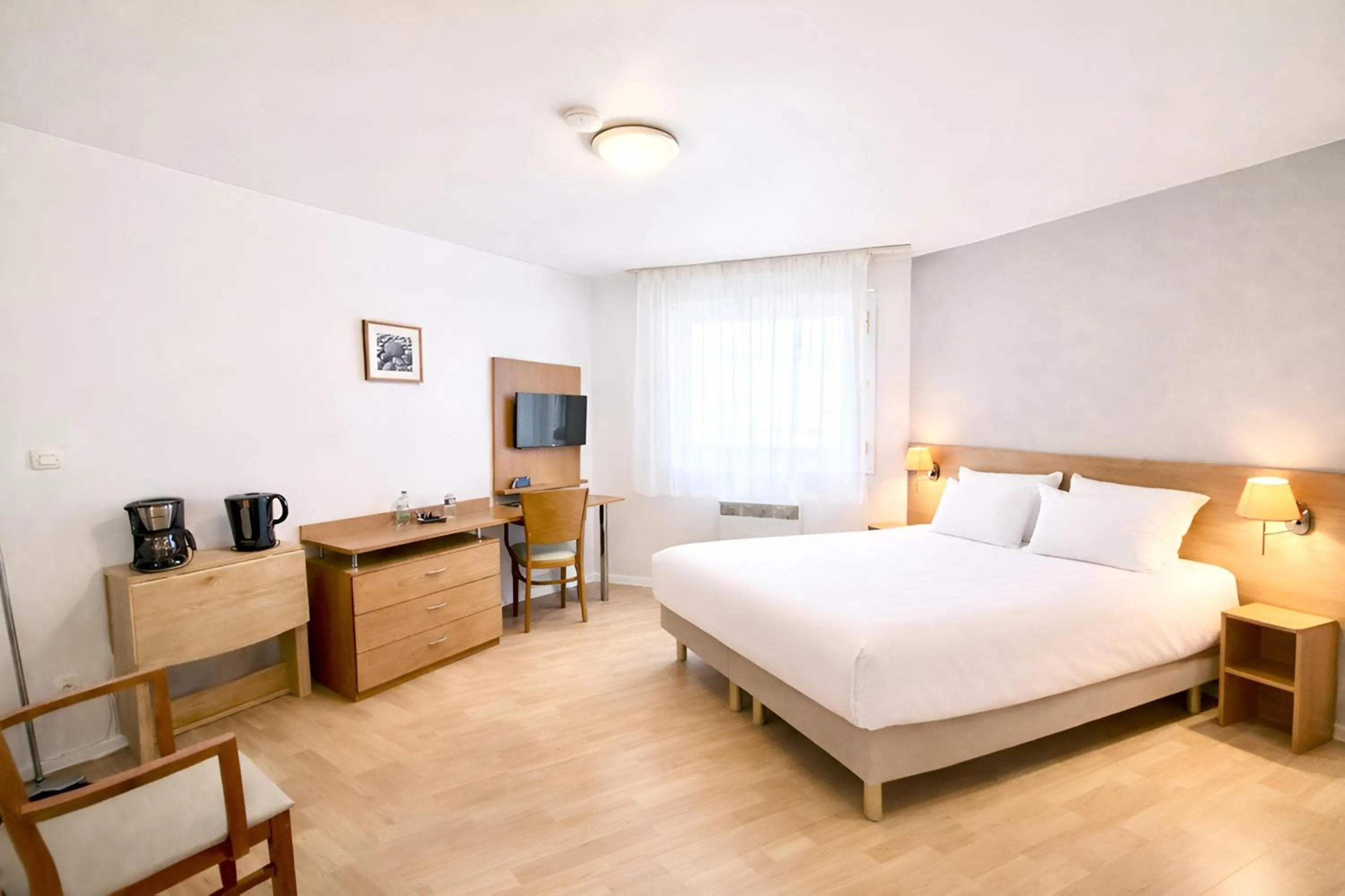 Bedroom, Bed in Séjours & Affaires Bordeaux de L'Yser