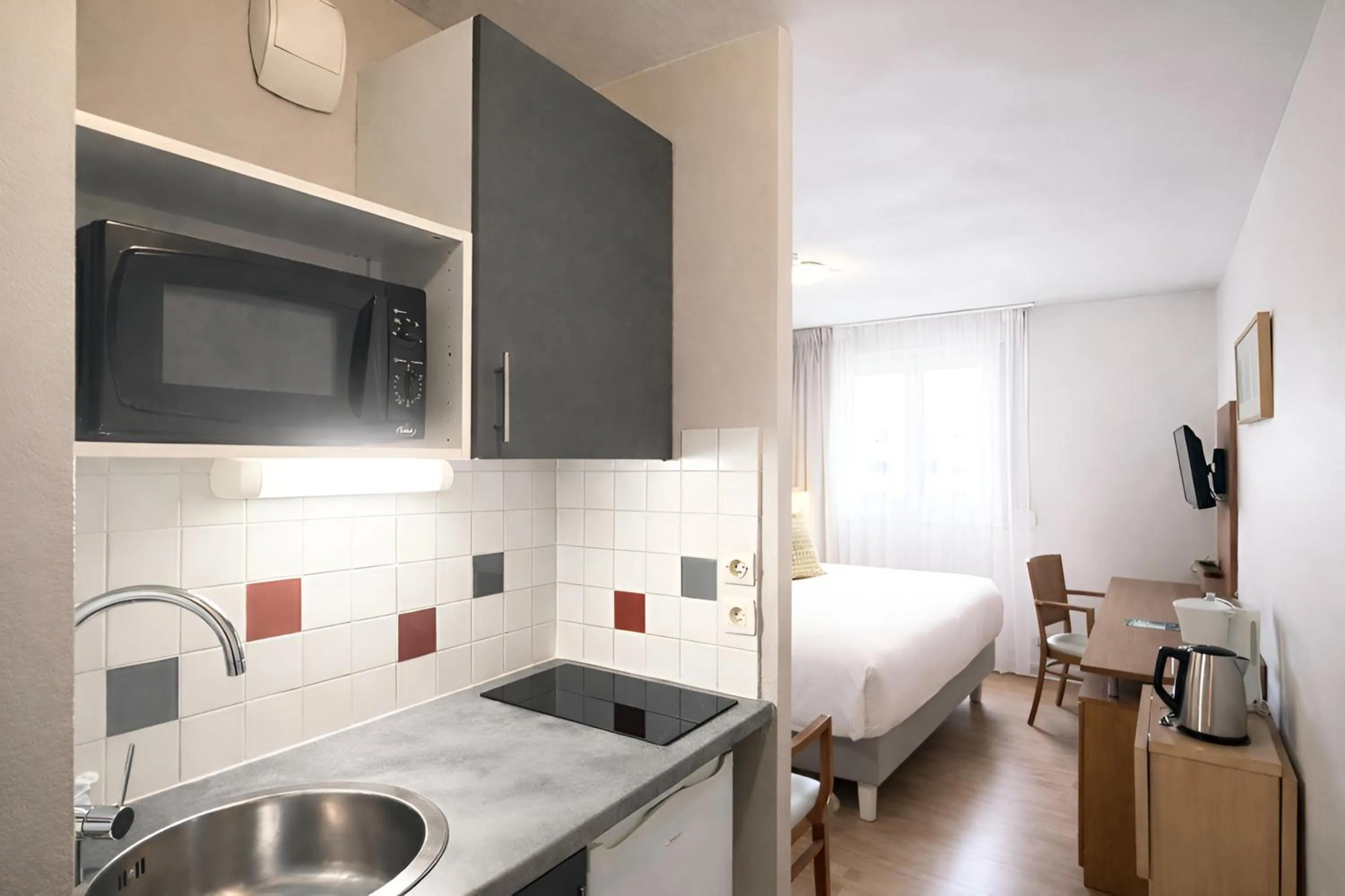 Kitchen or kitchenette, Bed in Séjours & Affaires Bordeaux de L'Yser