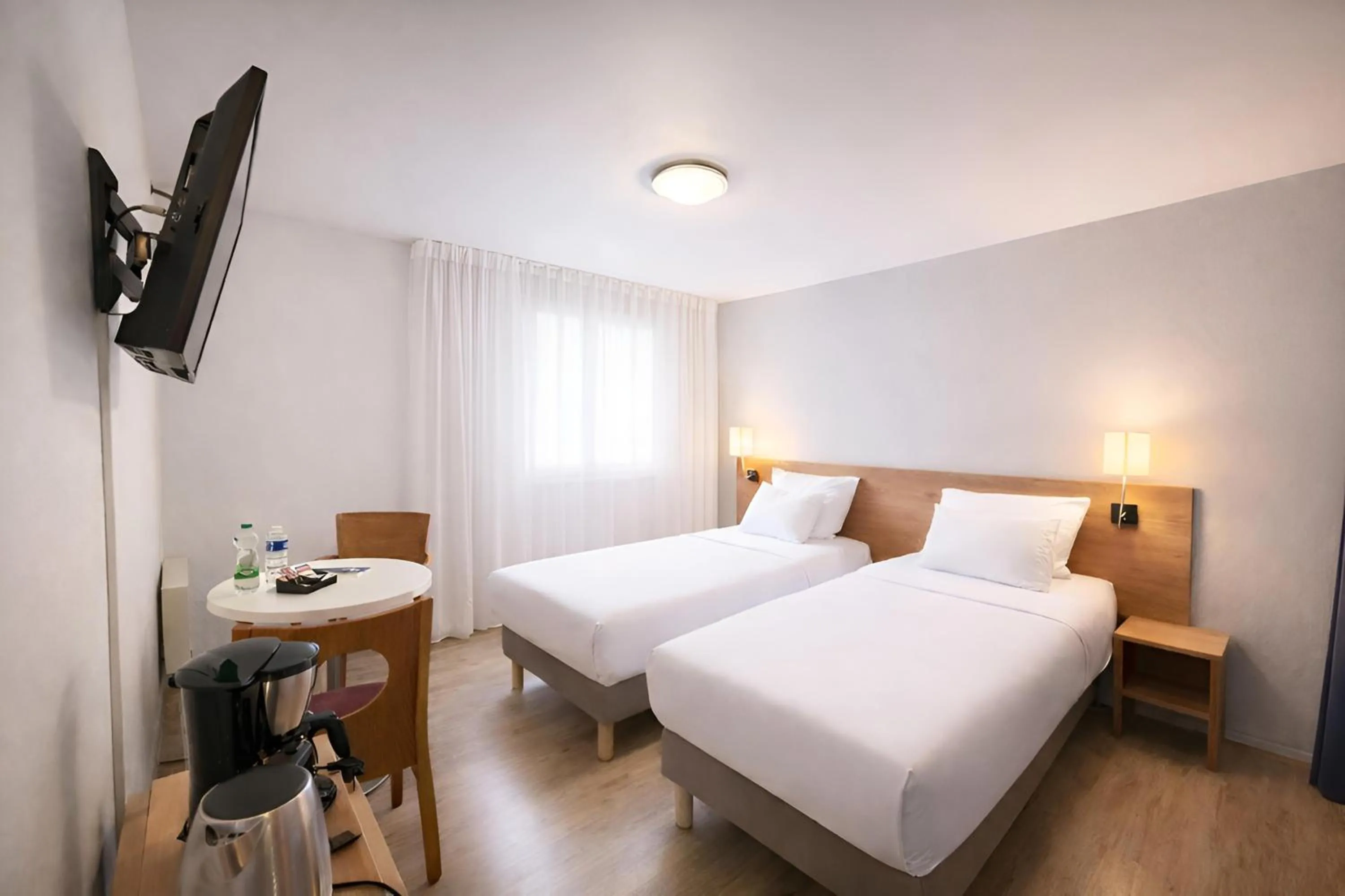 Bedroom, Bed in Séjours & Affaires Bordeaux de L'Yser