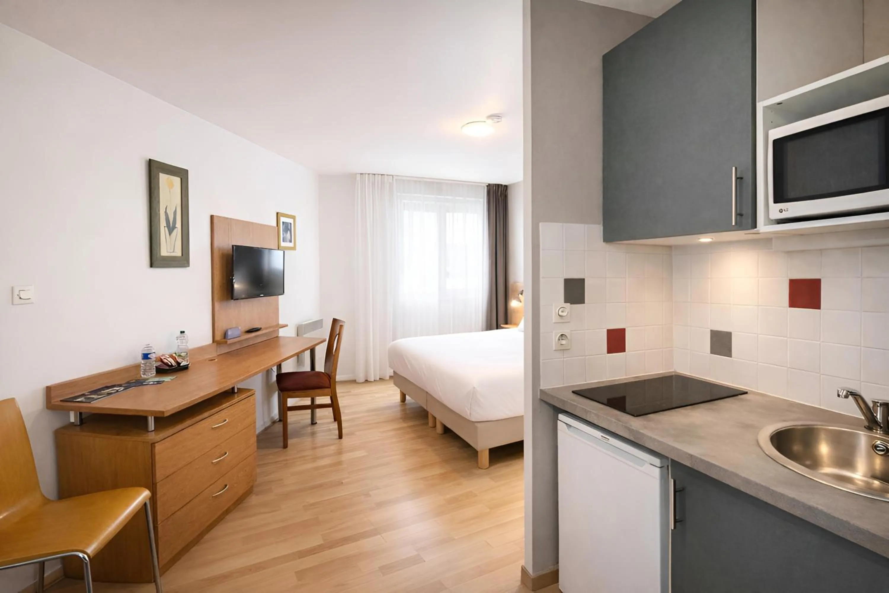 Bedroom, Bed in Séjours & Affaires Bordeaux de L'Yser