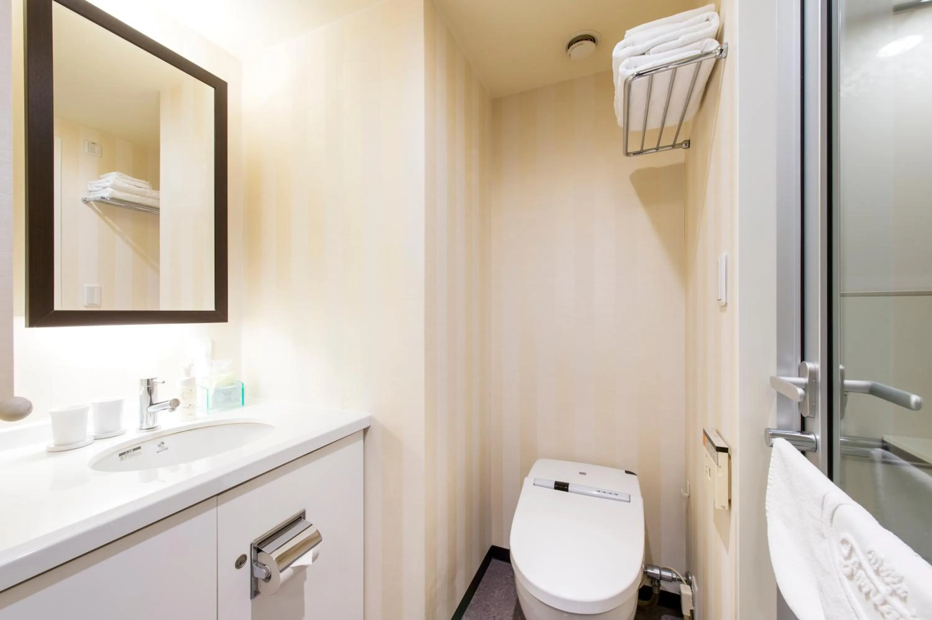 Photo of the whole room in Hotel Villa Fontaine Tokyo-Shinjuku