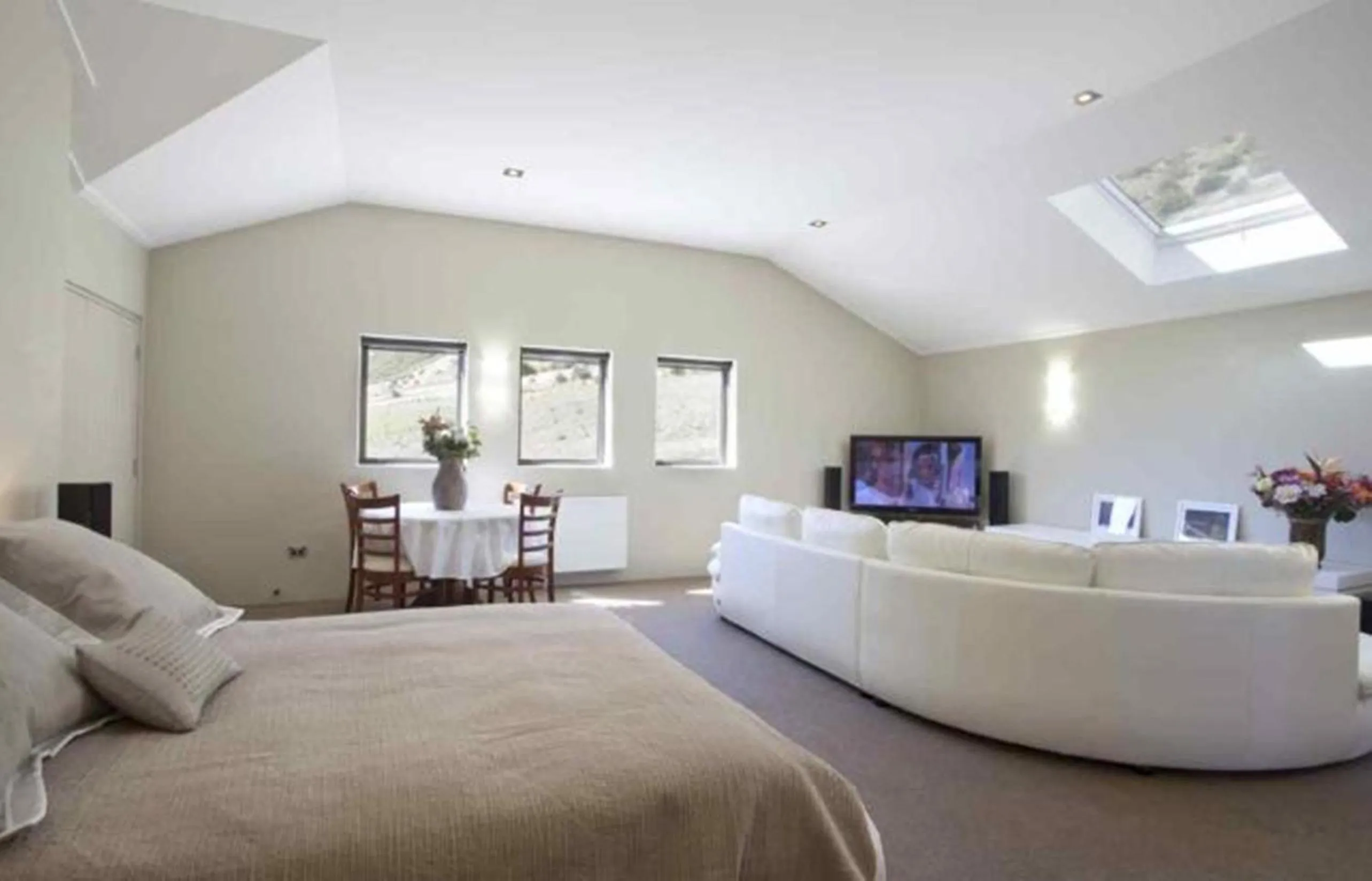 Photo of the whole room, Bed in Gibbston House Boutique B&B