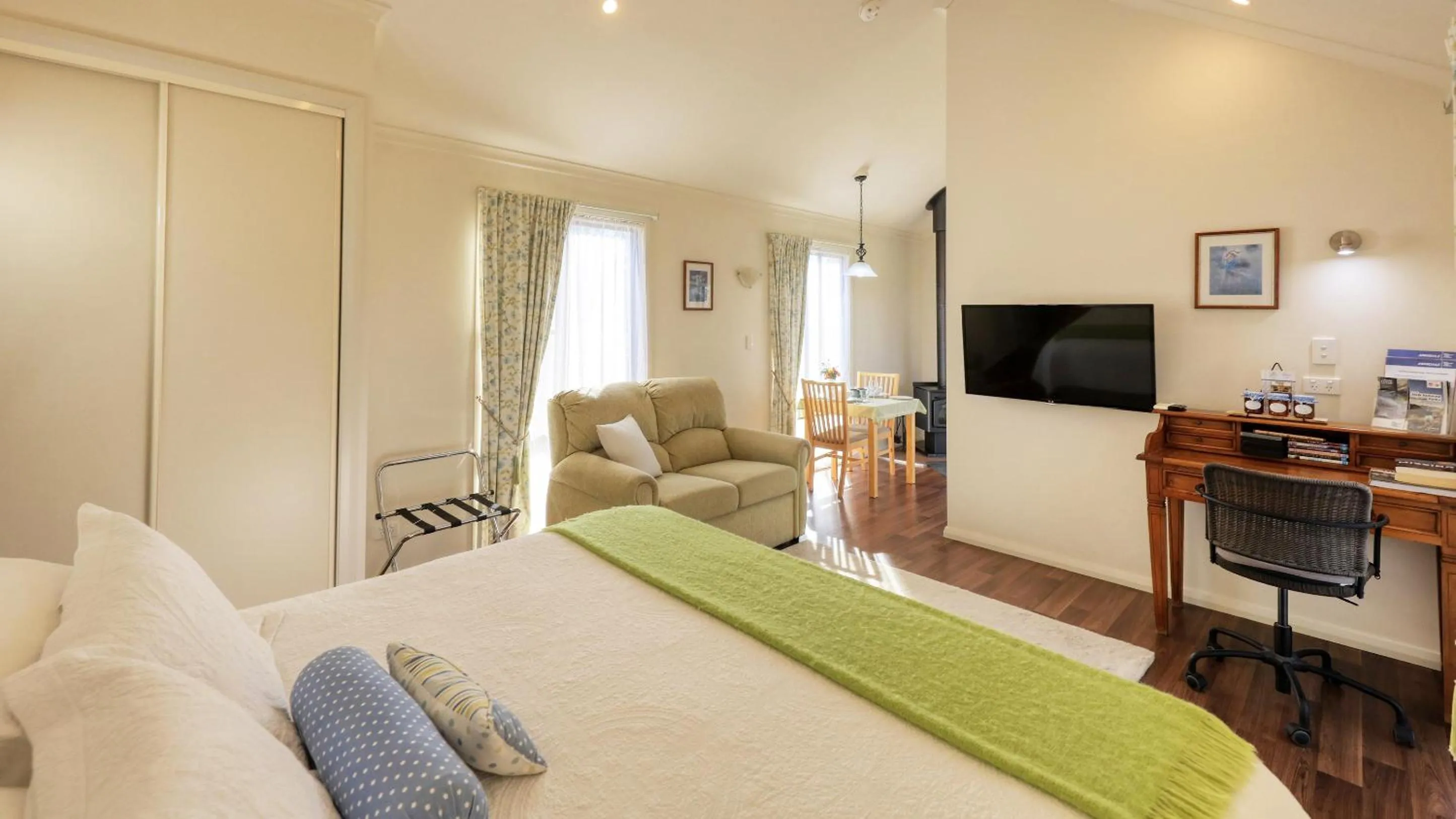 Seating area, Bed in Grace Cottages