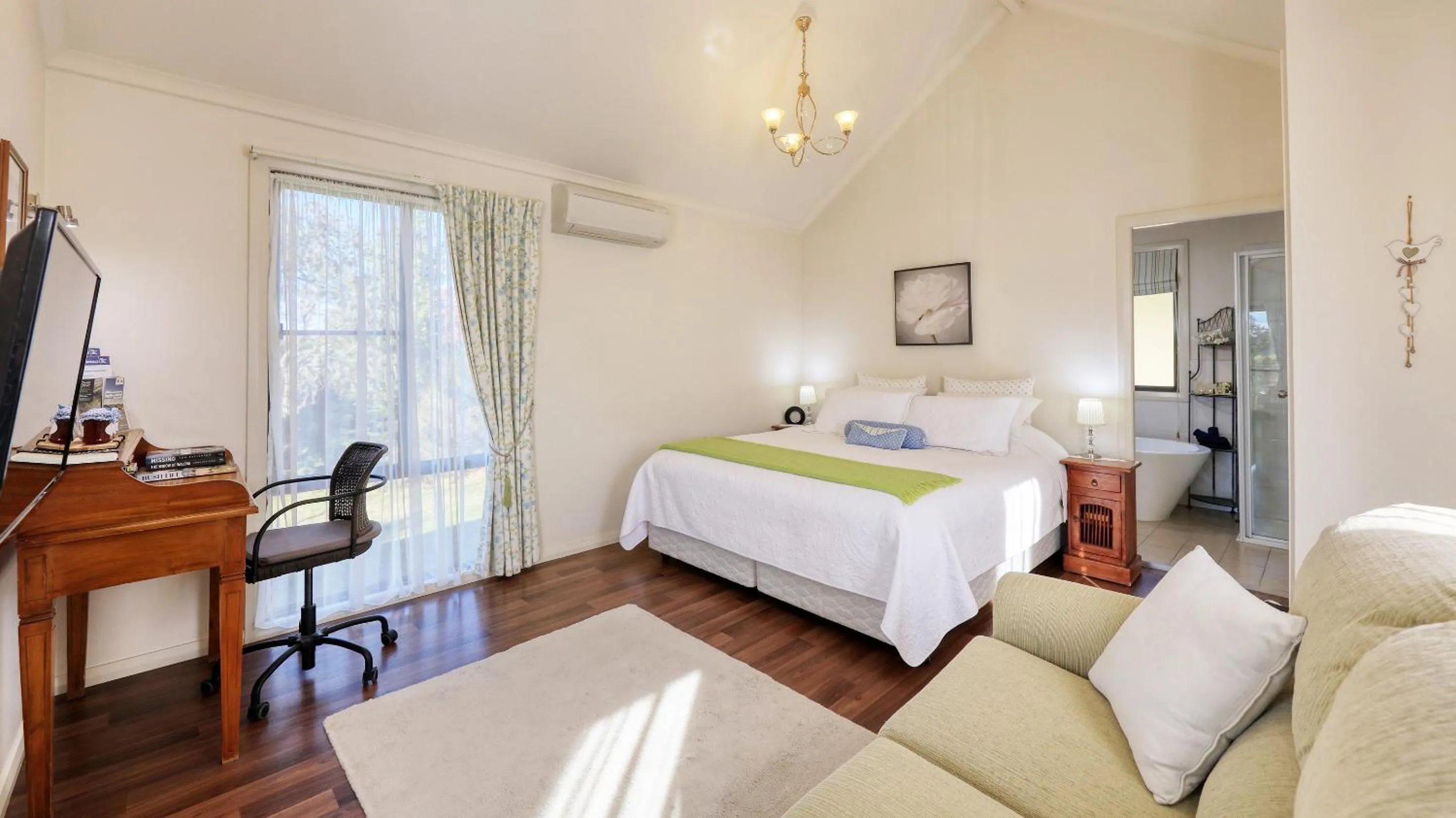 Seating area, Bed in Grace Cottages