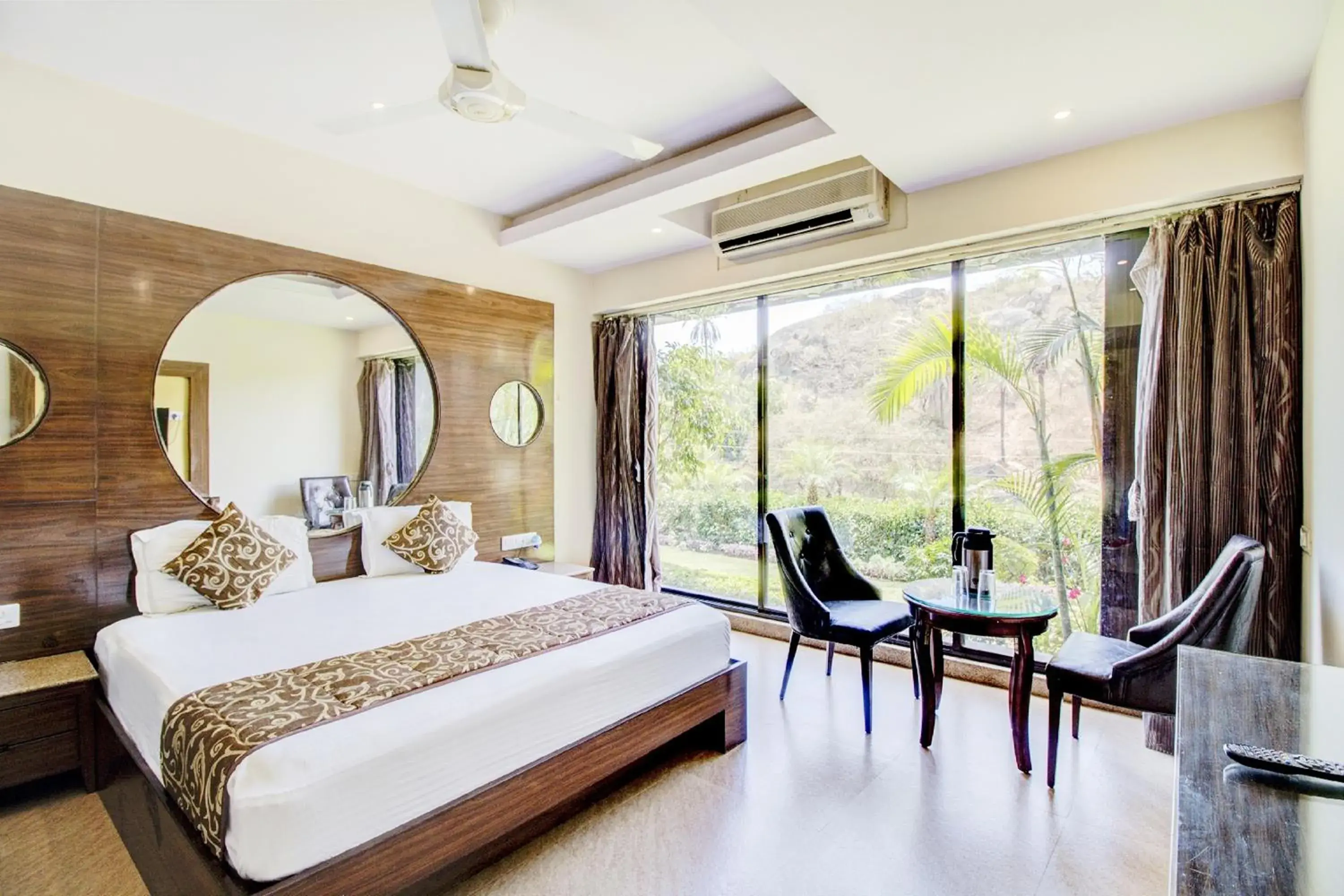 Photo of the whole room, Bed in Hotel Royale Palace Photo of the whole room, Bed in Hotel Royale Palace