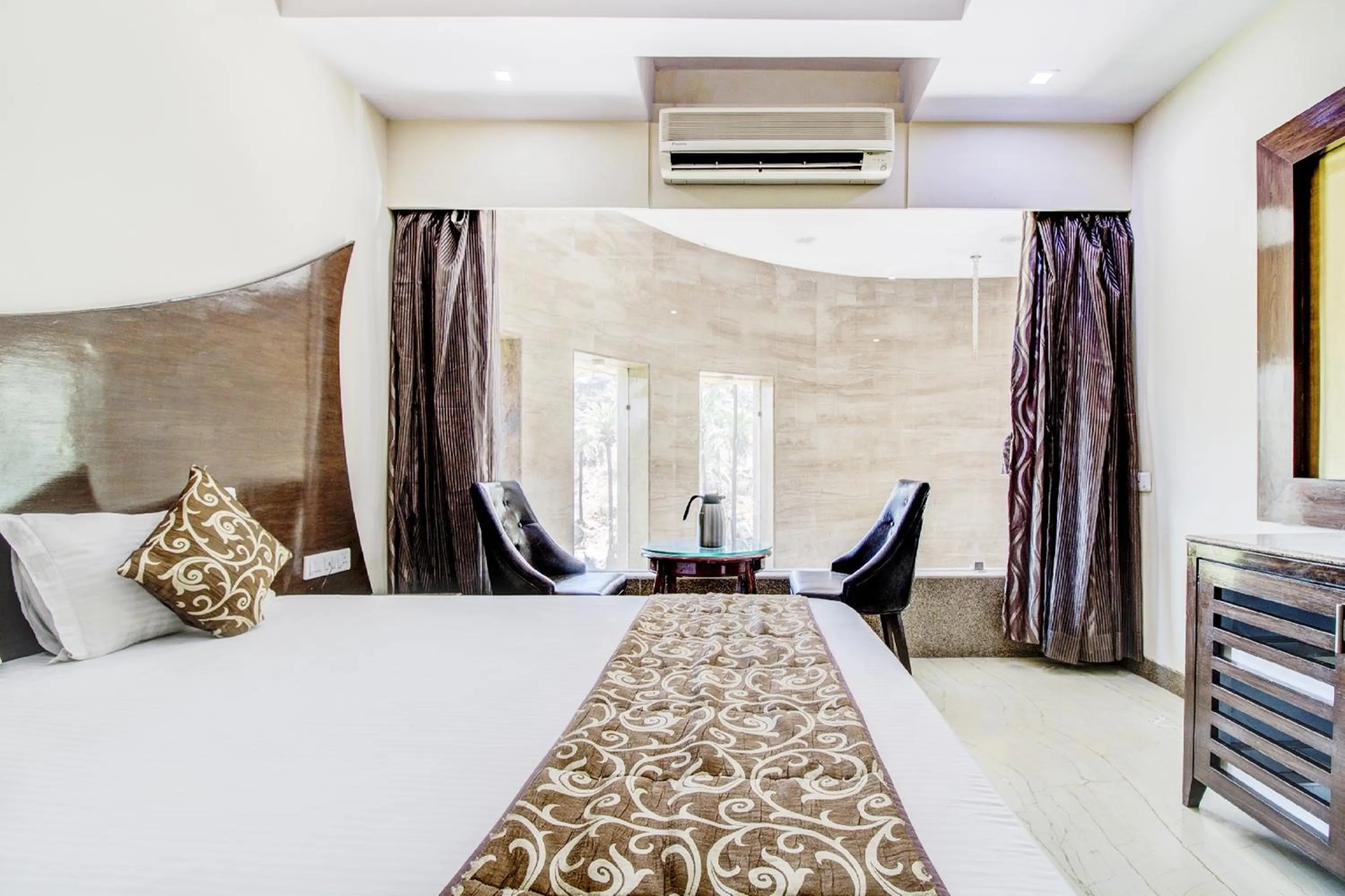 Photo of the whole room, Bed in Hotel Royale Palace