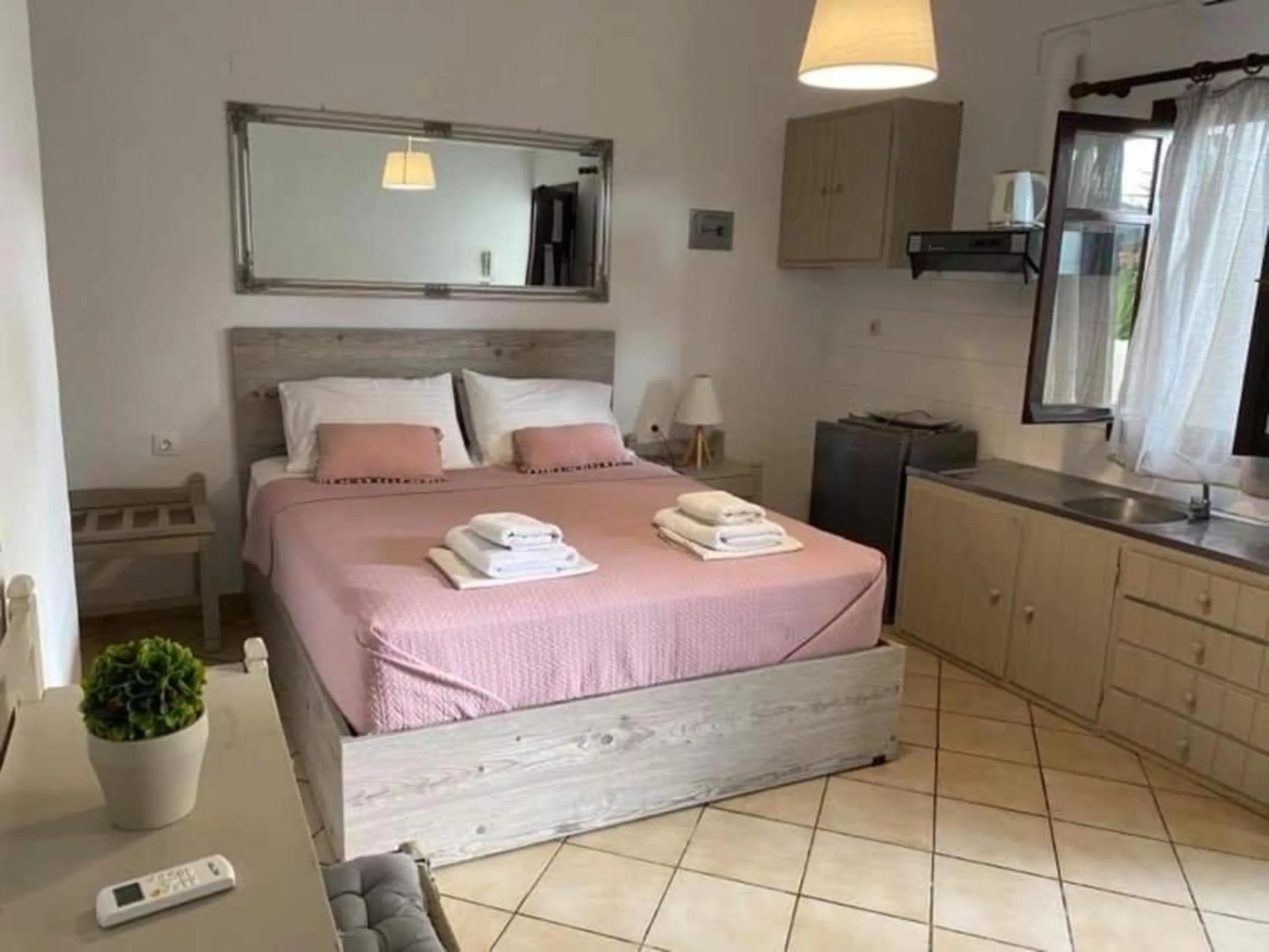 Bed in Kasteli Studios & Apartments