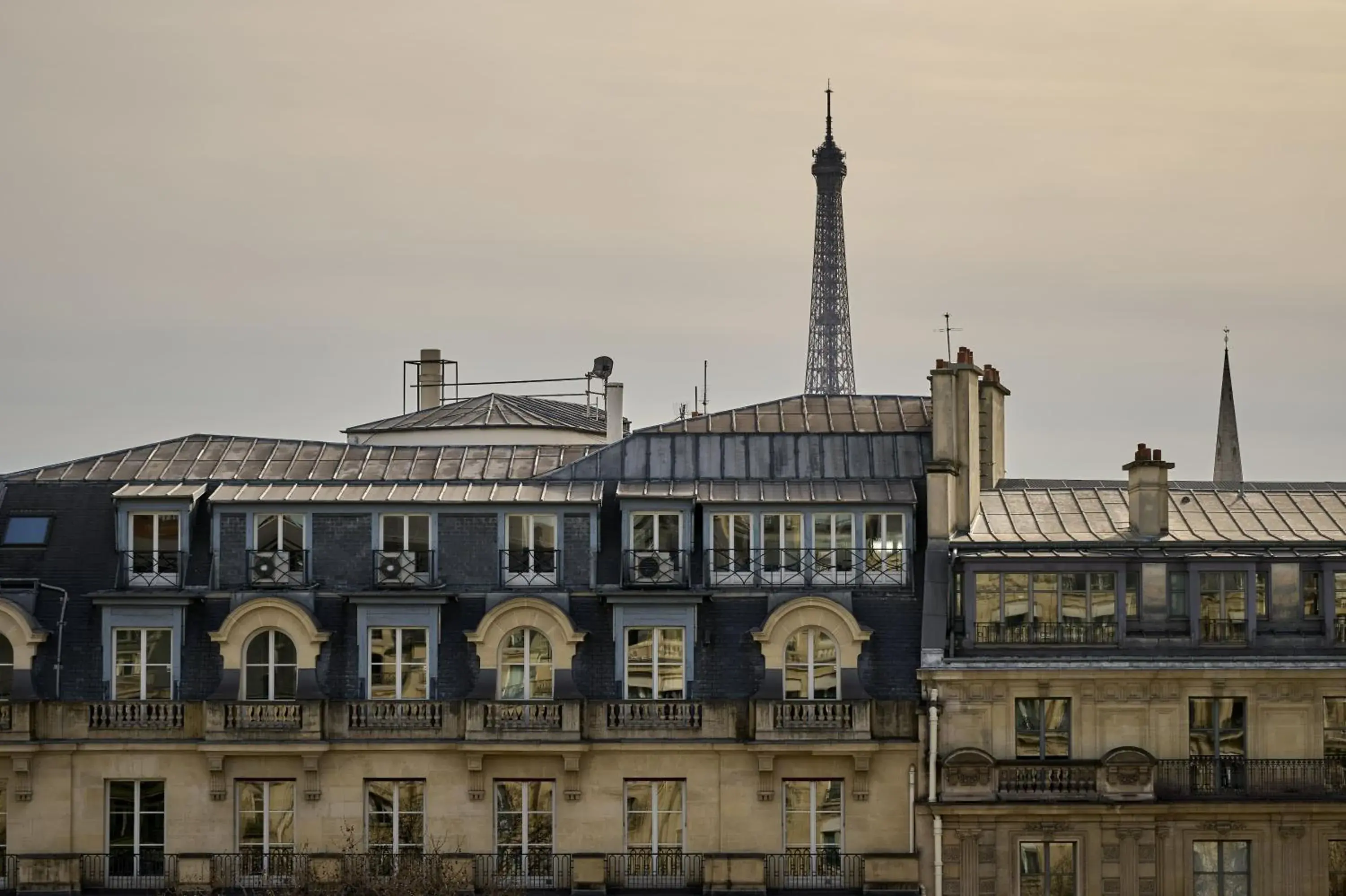 Property building in Fraser Suites Le Claridge Champs-Elysées Property building in Fraser Suites Le Claridge Champs-Elysées