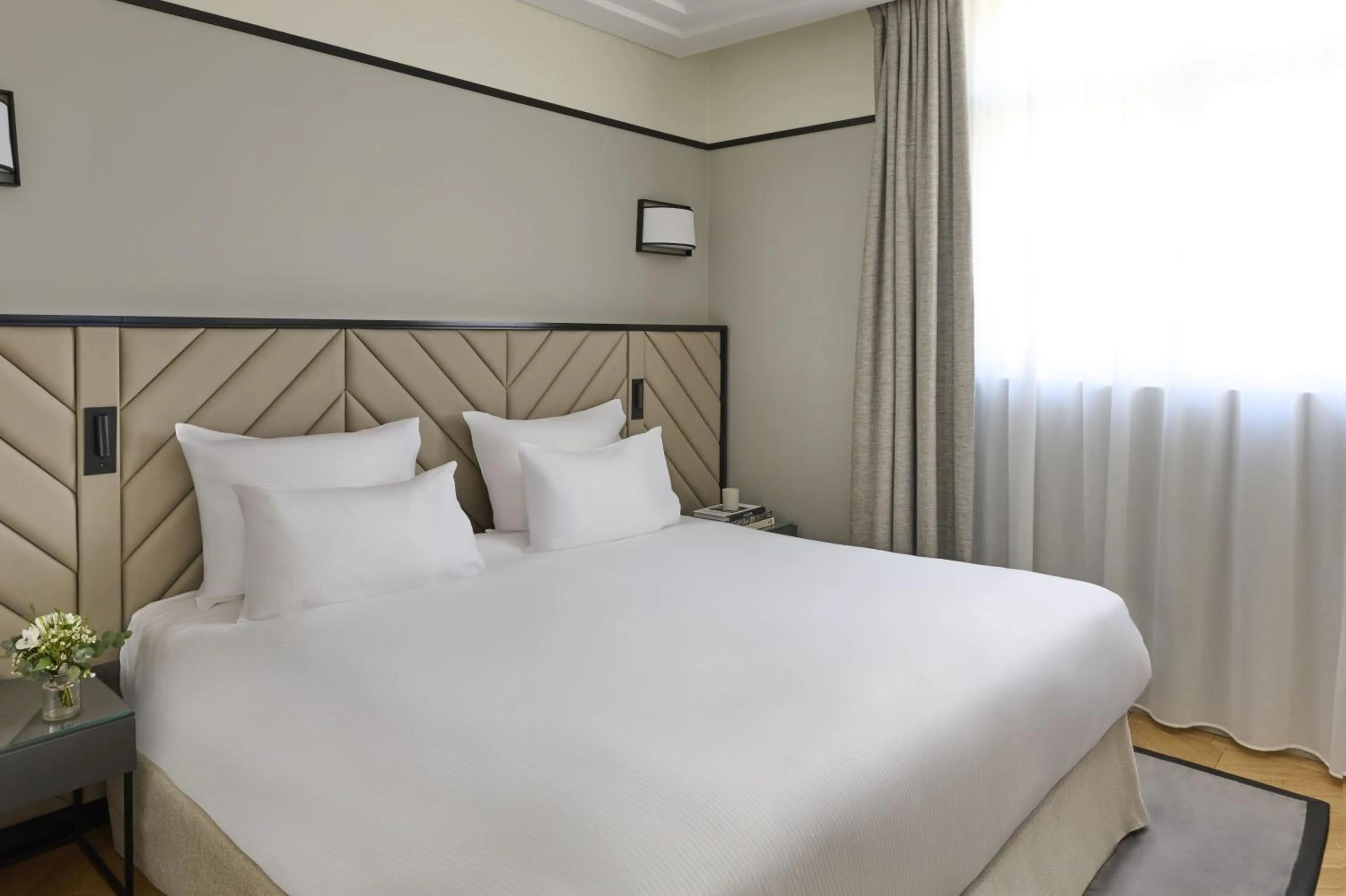 Bed in Fraser Suites Le Claridge Champs-Elysées