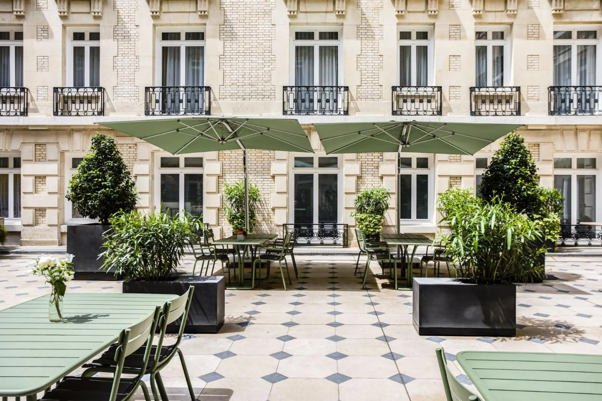 Patio in Fraser Suites Le Claridge Champs-Elysées