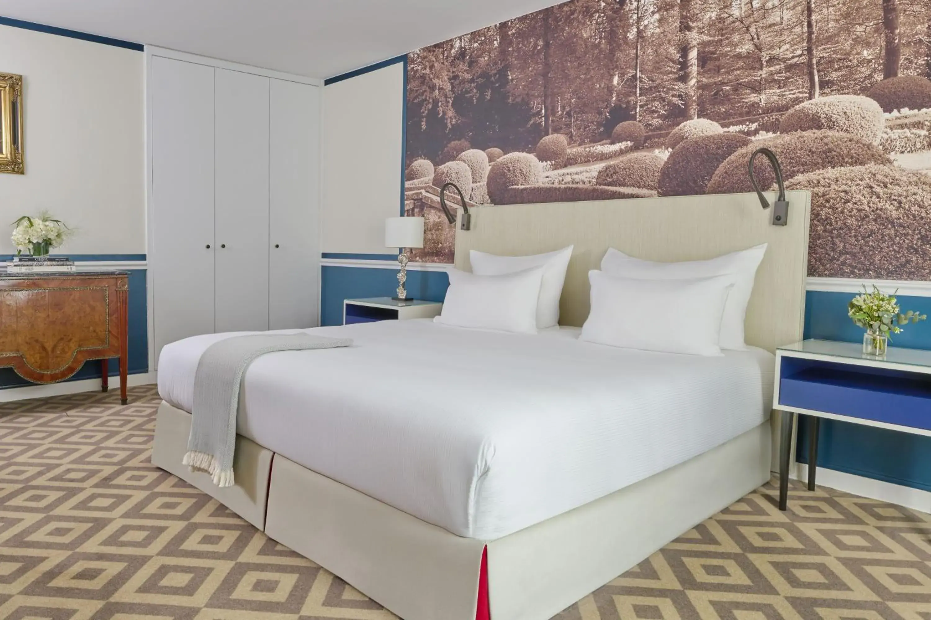 Bed in Fraser Suites Le Claridge Champs-Elysées Bed in Fraser Suites Le Claridge Champs-Elysées