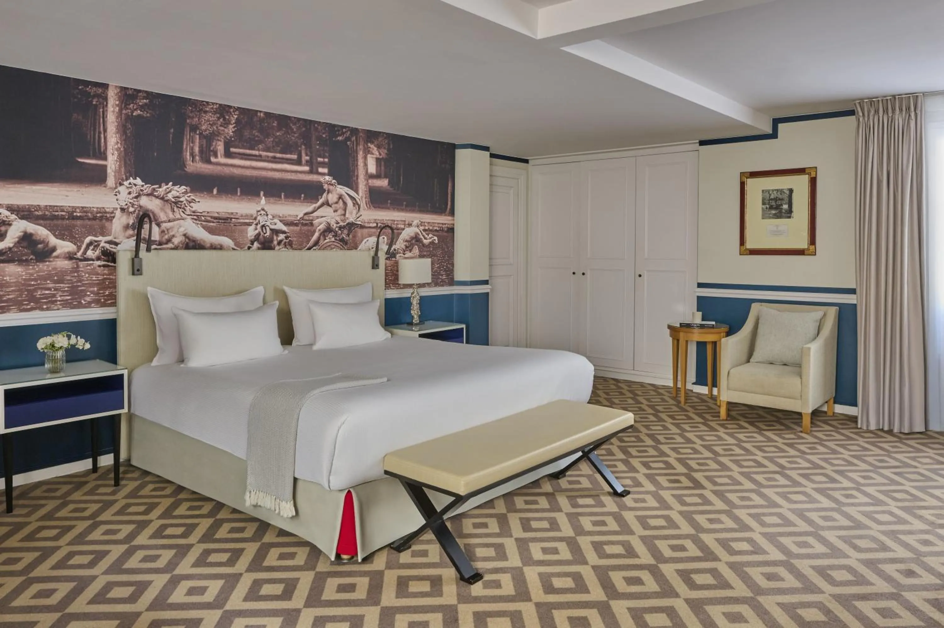 Bed in Fraser Suites Le Claridge Champs-Elysées