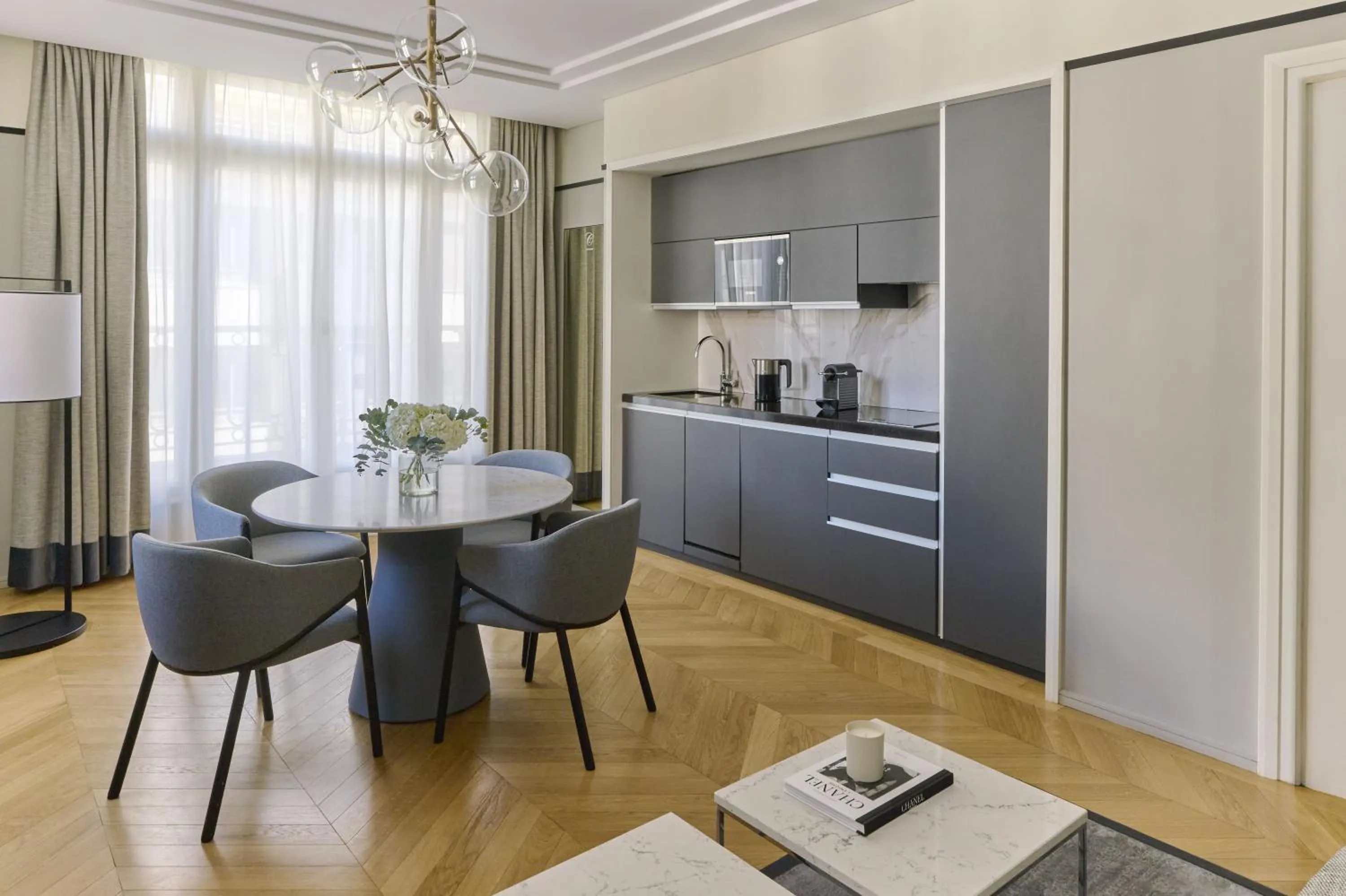 Kitchen or kitchenette in Fraser Suites Le Claridge Champs-Elysées