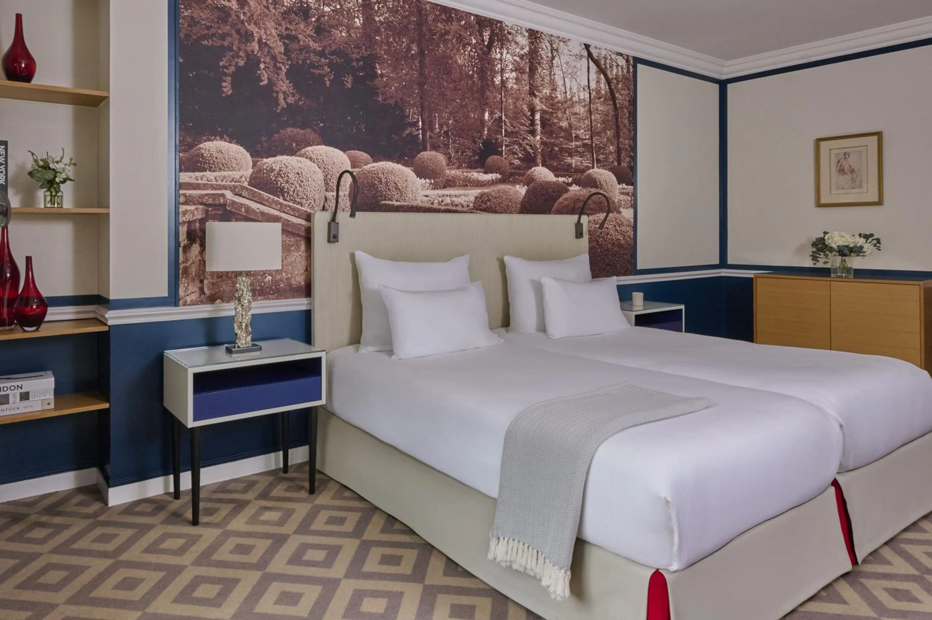 Bed in Fraser Suites Le Claridge Champs-Elysées