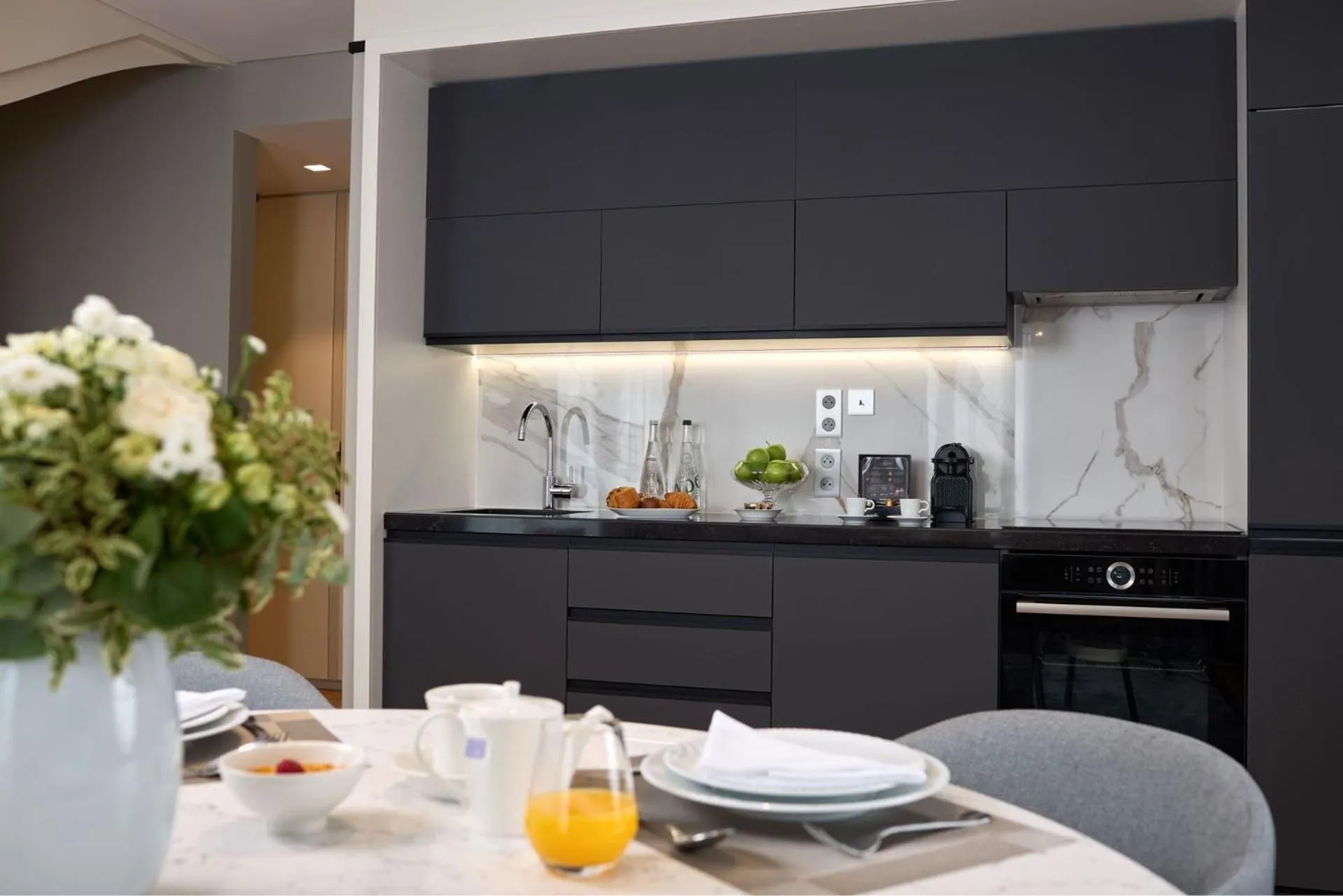 Kitchen or kitchenette in Fraser Suites Le Claridge Champs-Elysées