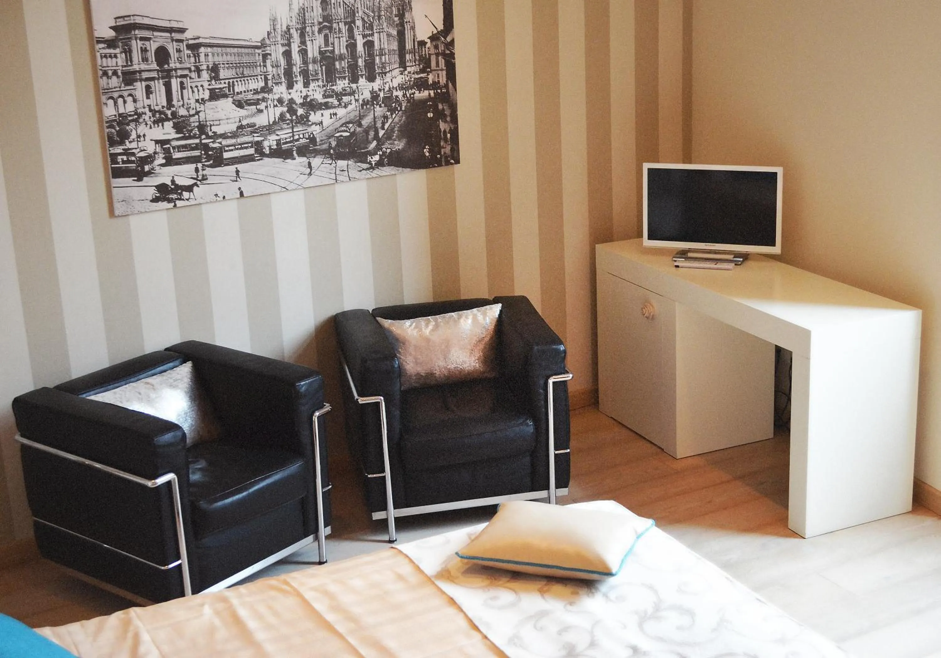 Photo of the whole room in Rooms Milano Duomo