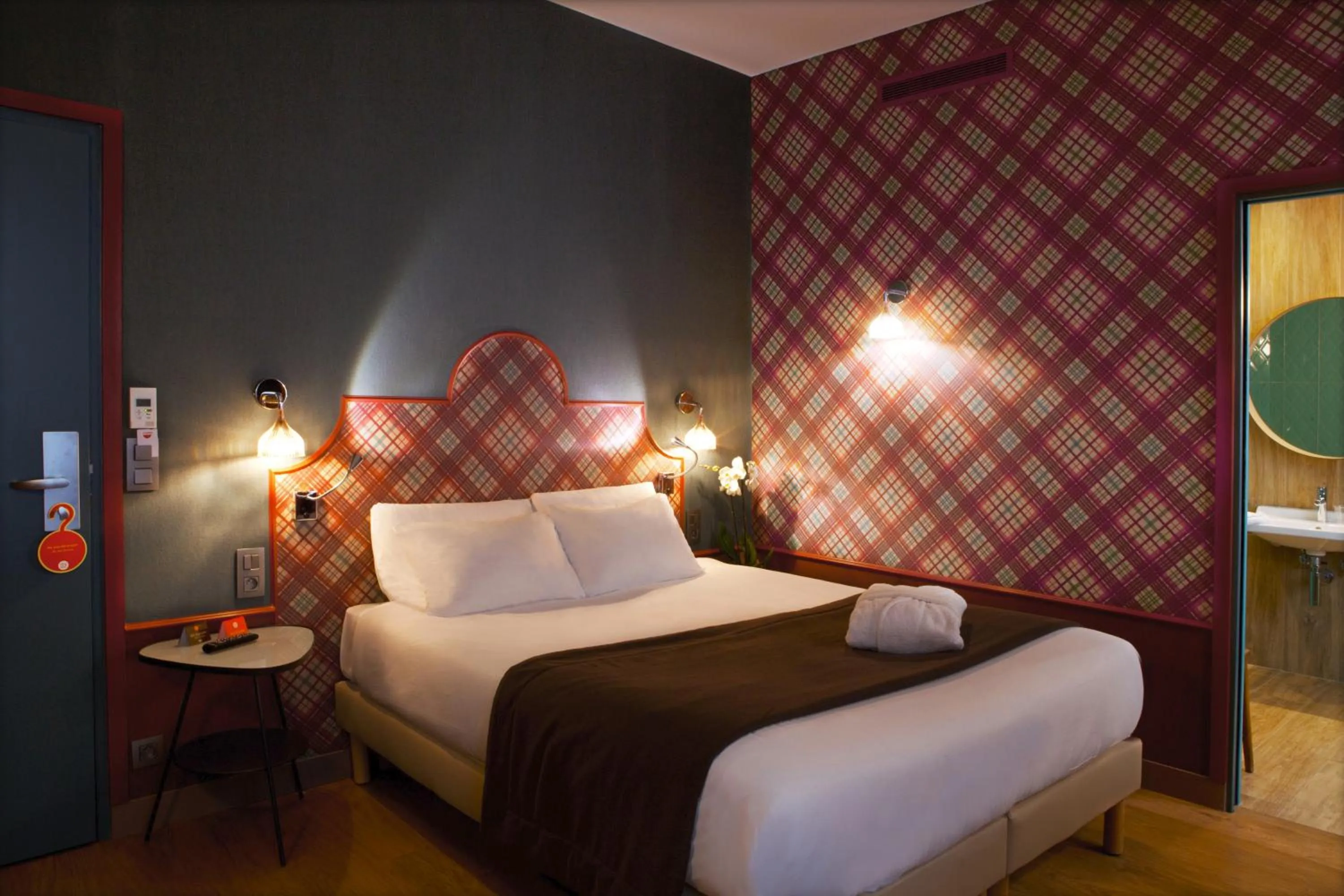 Bed in Hotel Boris V. by Happyculture