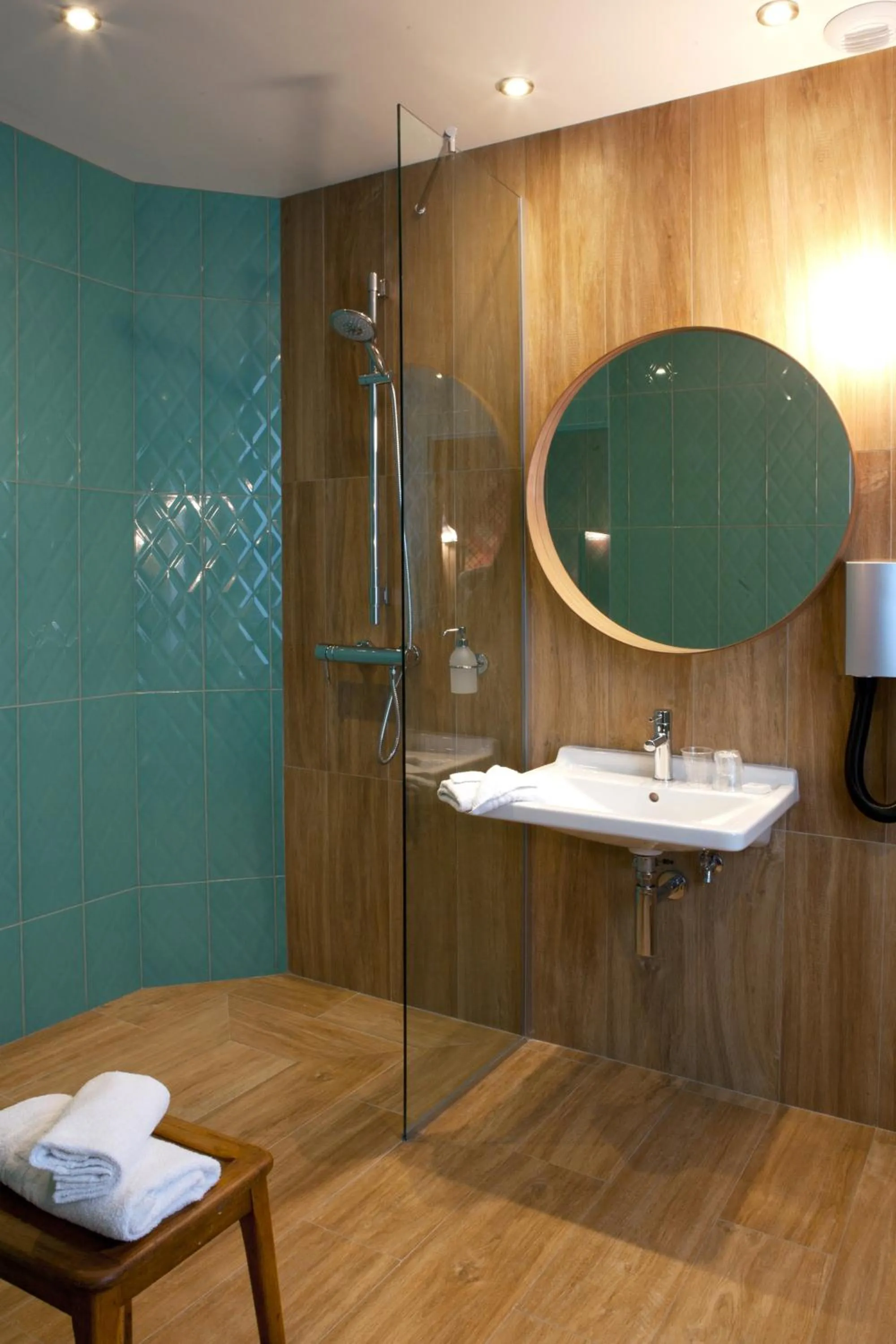 Bathroom in Hotel Boris V. by Happyculture