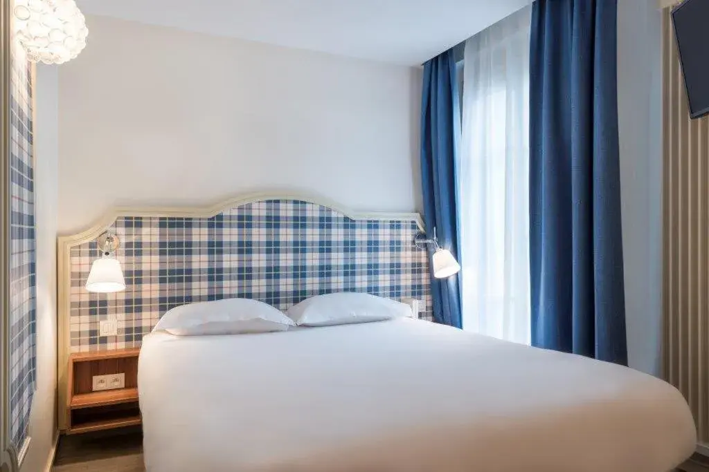 Photo of the whole room, Bed in Hotel Boris V. by Happyculture Photo of the whole room, Bed in Hotel Boris V. by Happyculture