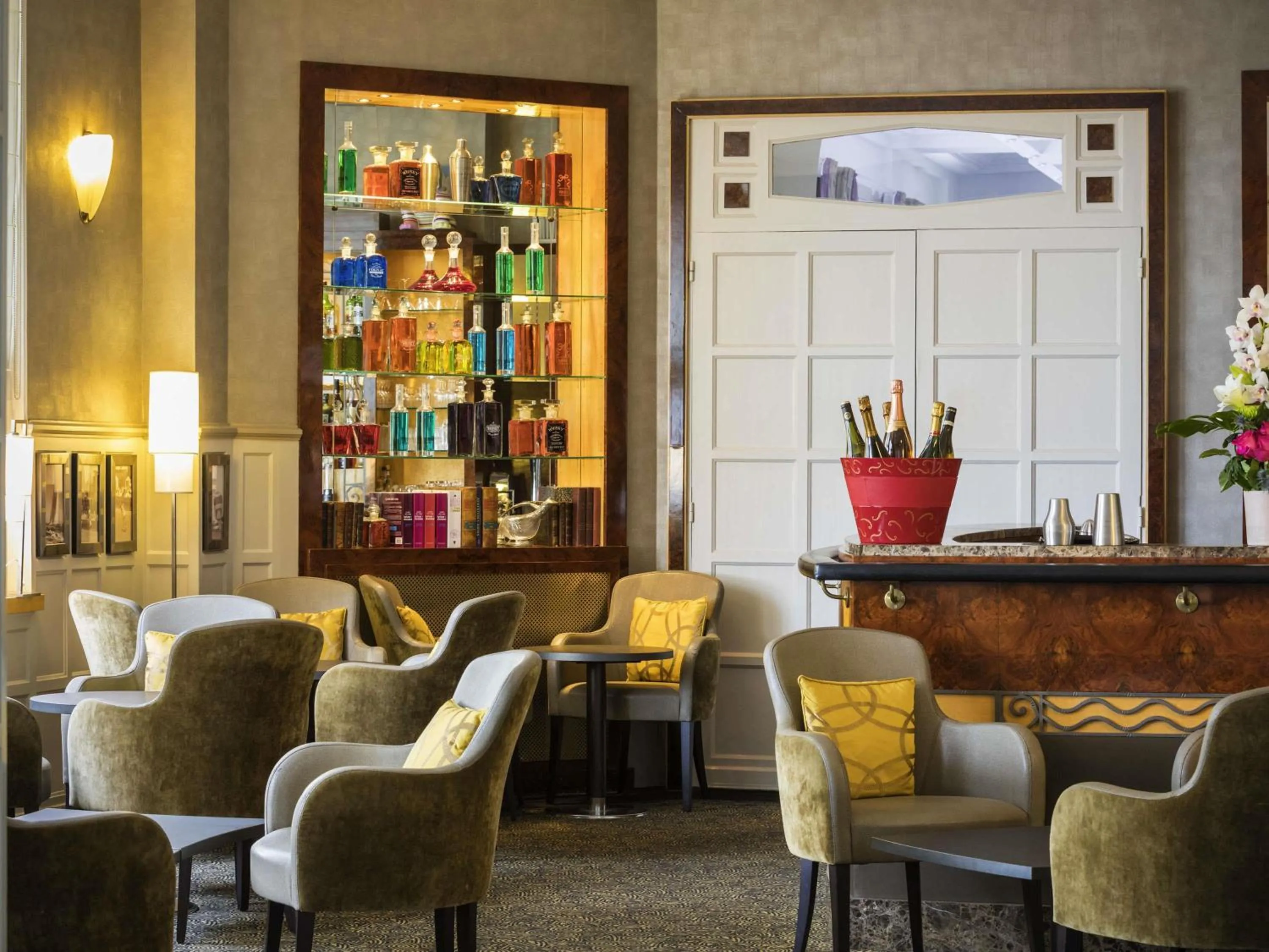 Lounge or bar in Hotel Mercure La Baule Majestic